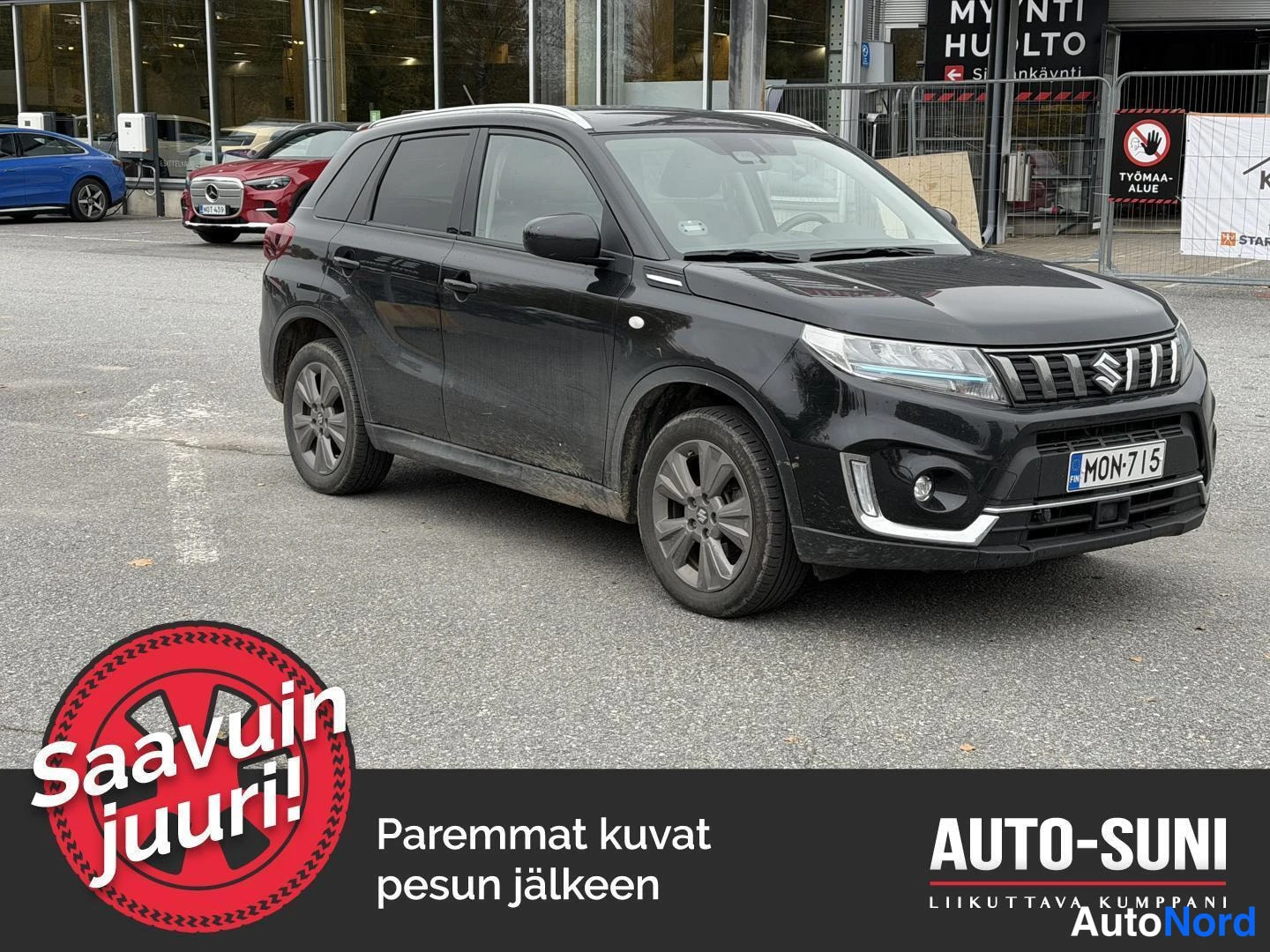 Etuviisto, nokka oikealle: Mustan Suzuki Vitaran takakulmaetuosa autotalli pihalla, rekisterikilpi.