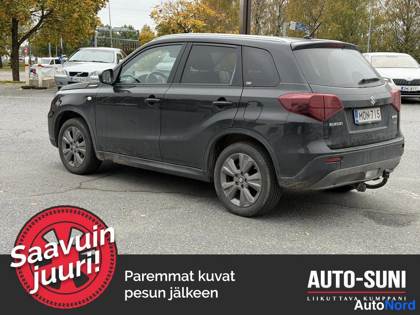Takaviisto: Mustan Suzuki Vitaran takaosa ja sivuprofiili parkkipaikalla, rekisterikilpi ja vetokoukku näkyvät.
