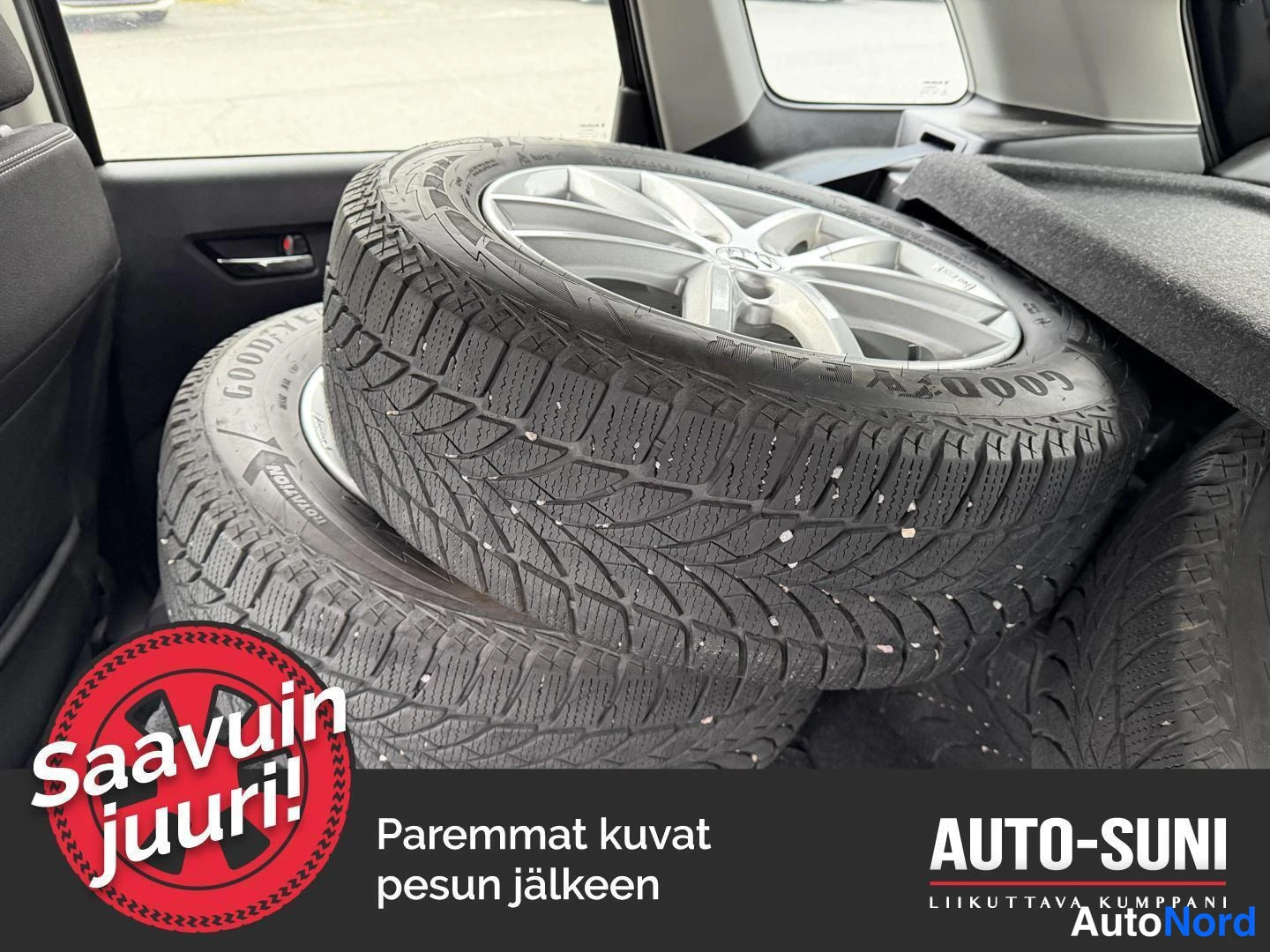 Takaa: Suoralta kuvattu kuva auton tavaratilasta, jossa näkyy kaksi Goodyear-talvipyörää alumiinivanteilla.