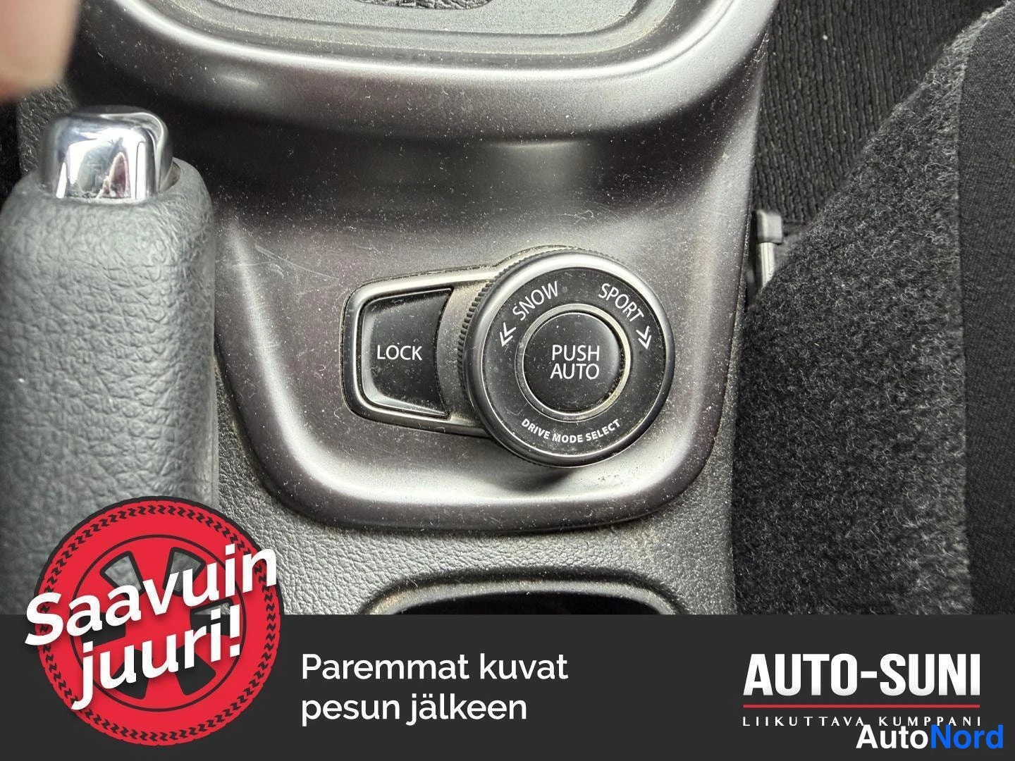 Muu: Sisäkuvat: kojelaudan ajovalintapyörä, jossa valinnat LOCK, SNOW, SPORT ja PUSH AUTO -tekstit.