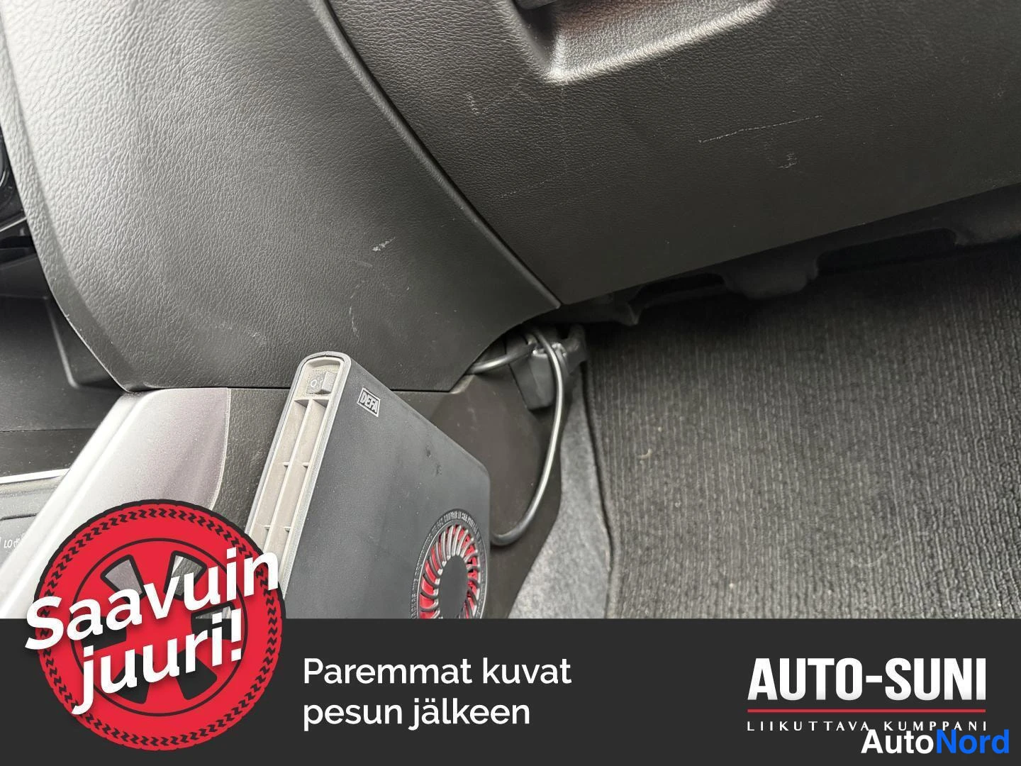 Muu: Sisäkuvat: kojelaudan alusta ja matot, ja kojelaudan alla oleva laite.