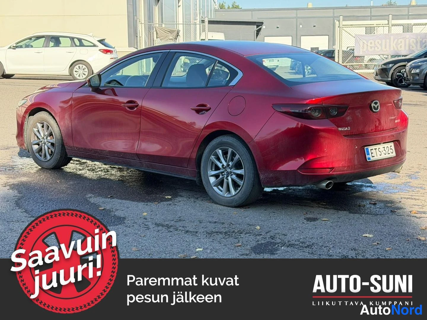 Takaviisto: Punainen sedan muista auton ulkopuolelta takaa vasen sivu; rekisteri.