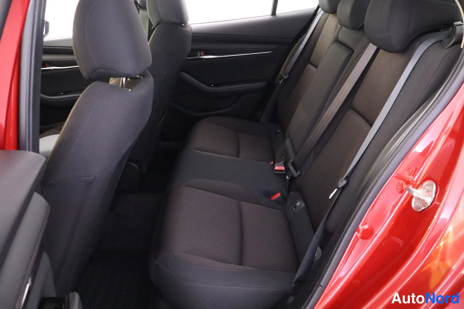 Punainen Mazda Mazda3 2021, takaistuimet, kuva 23