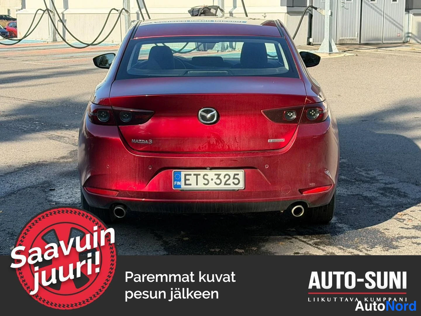 Takaa: Punainen Mazda3 takaa päin kuvattuna, rekisterikilpi, bänneriteksti lisätty kuvaan.