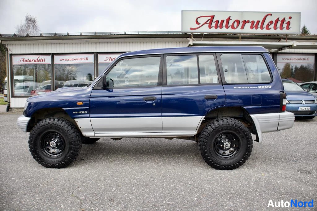 Sivulta: Sininen Mitsubishi Pajero sivulta, Pajero-tunnus ja INTERCOOLER TURBO 2800 -teksti.