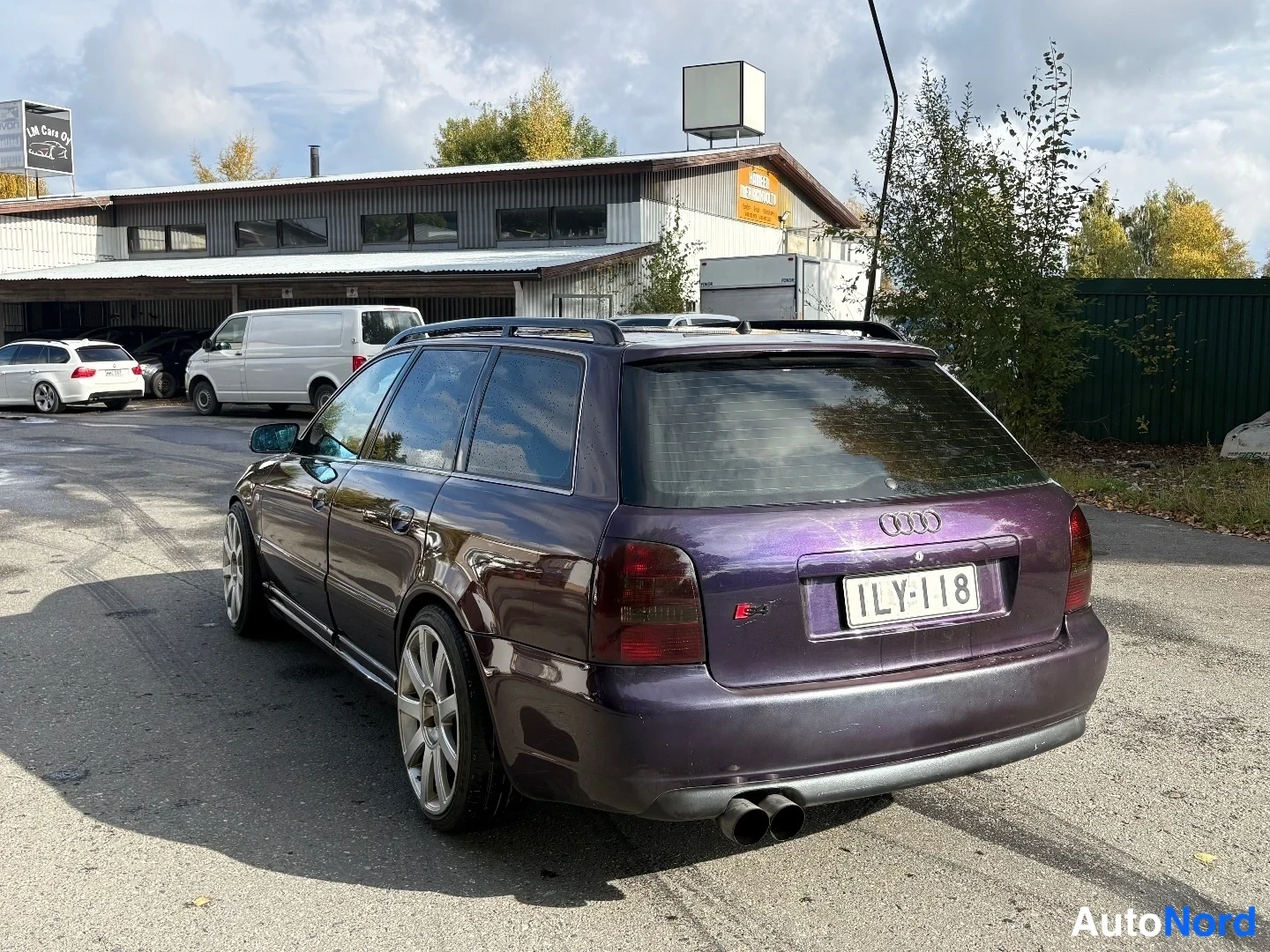 Takaviisto: Farmariauton takakulmakuva vasemmalta; rekisteritunnus, kaksoispakoputket ja Audi-merkki takaluukussa.