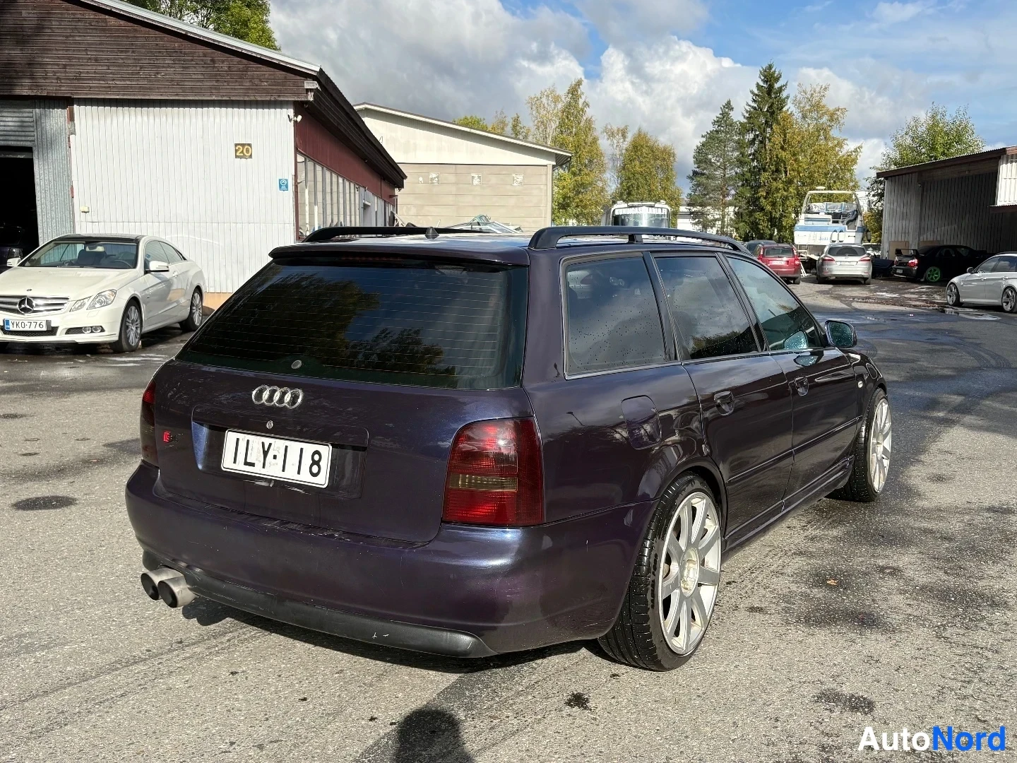Takaviisto: Farmariauton takakulmakuva oikealta; rekisteritunnus, Audi-reniot ja kaksoispakoputket näkyvissä.