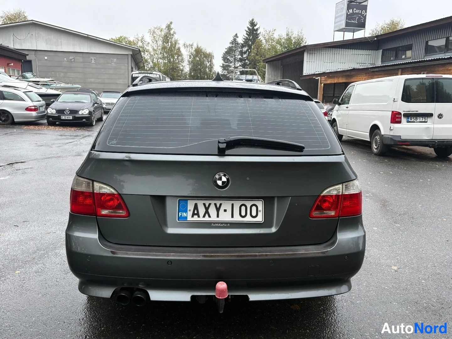 Takaa: BMW 5-sarjan farmarin takanäky suoraan takaa: rekisterikilpi, takavaihto, kaksi pakoputkea ja takakytkimen pallo.