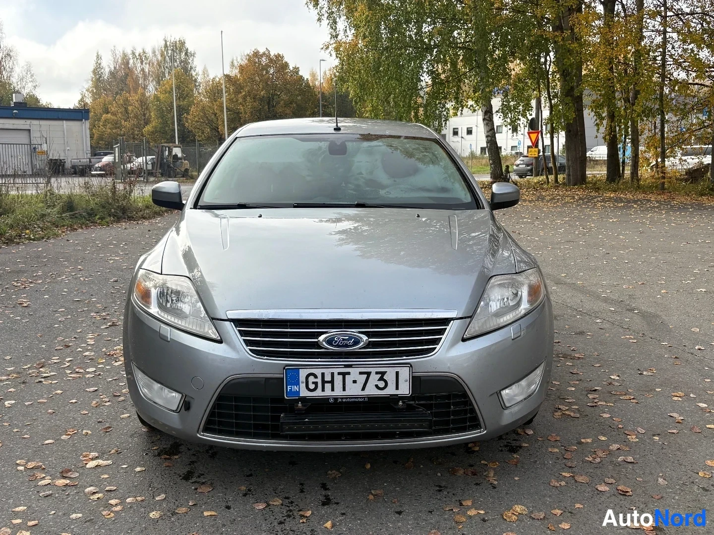 Edestä: Ford Mondeo suoraan edestä päin, hopeinen konepelti ja etusäleikkö, rekisterikilpi