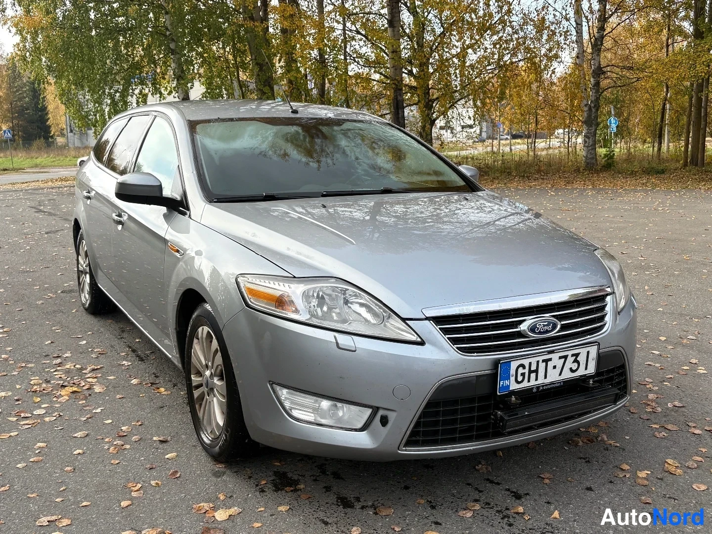 Etuviisto, nokka vasemmalle: Ford Mondeo -farmari etuviistosta vasemmasta nurkasta, hopeinen korit, rekisterikilpi
