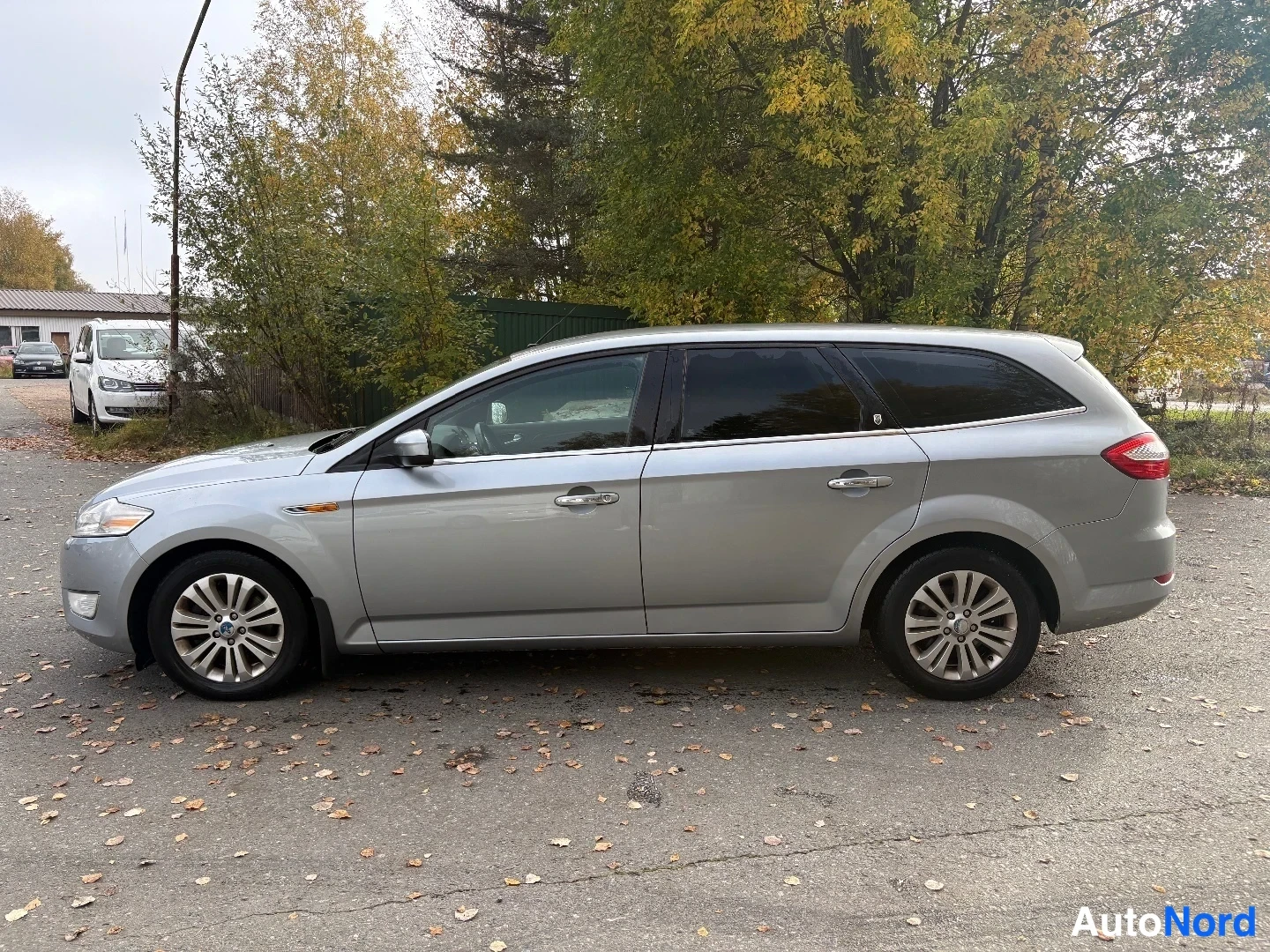 Sivulta: Ford Mondeo -farmari sivusta, hopeiset koripaneelit ja ovet, tummat ikkunat