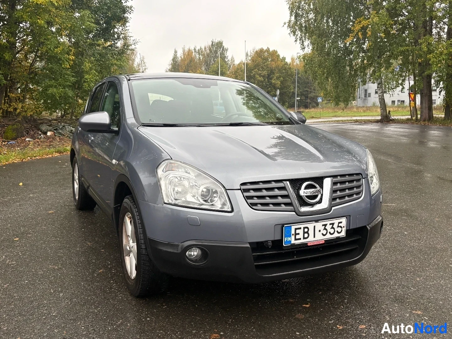Etuviisto, nokka oikealle: Nissan Qashqai nokka oikealle kolmannekvarttaalikuvassa, etusäleikkö ja rekisteritunnus näkyvät.