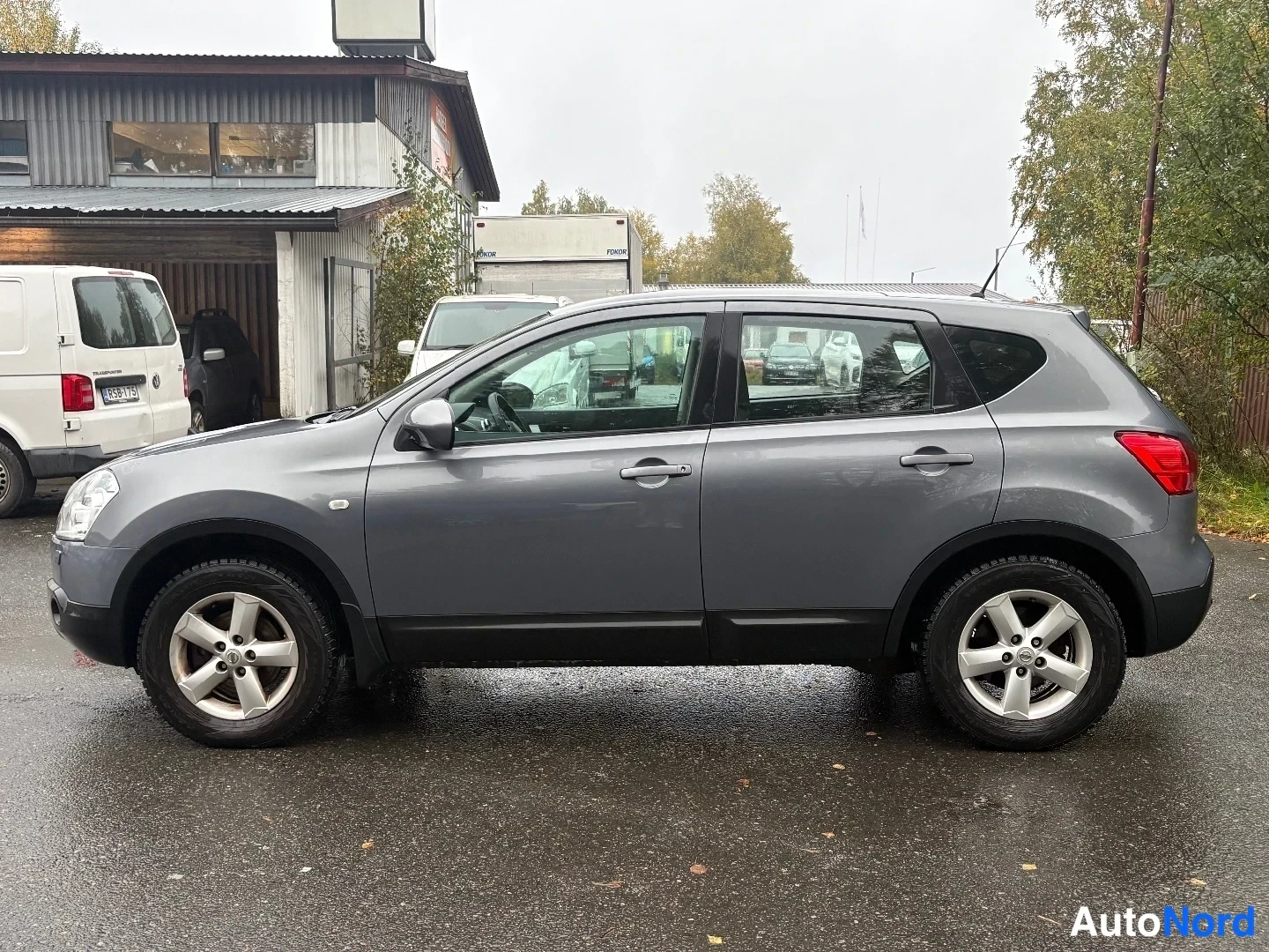 Etuviisto, nokka vasemmalle: Nissan Qashqai sivulta vasemmalta kuvattuna, neljä ovea ja hopeat kevytmetallivanteet näkyvät.