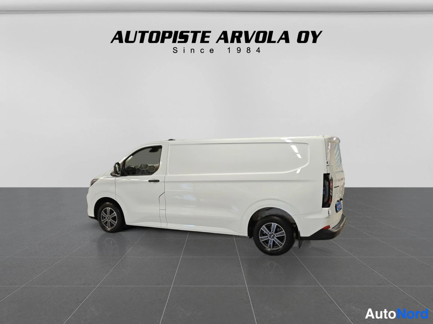 Sivulta: Ford Transit Custom -pakettiauto sivulta vasemmalta, pitkä akseliväli ja takana viereen avautuva ovi.
