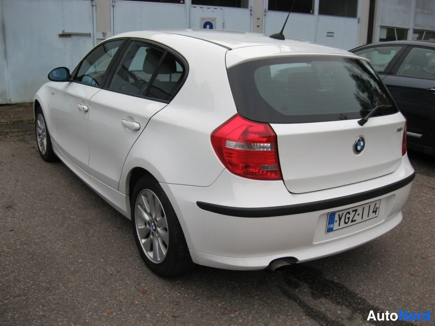 White BMW 116i 2008, rear three-quarter, photo 3