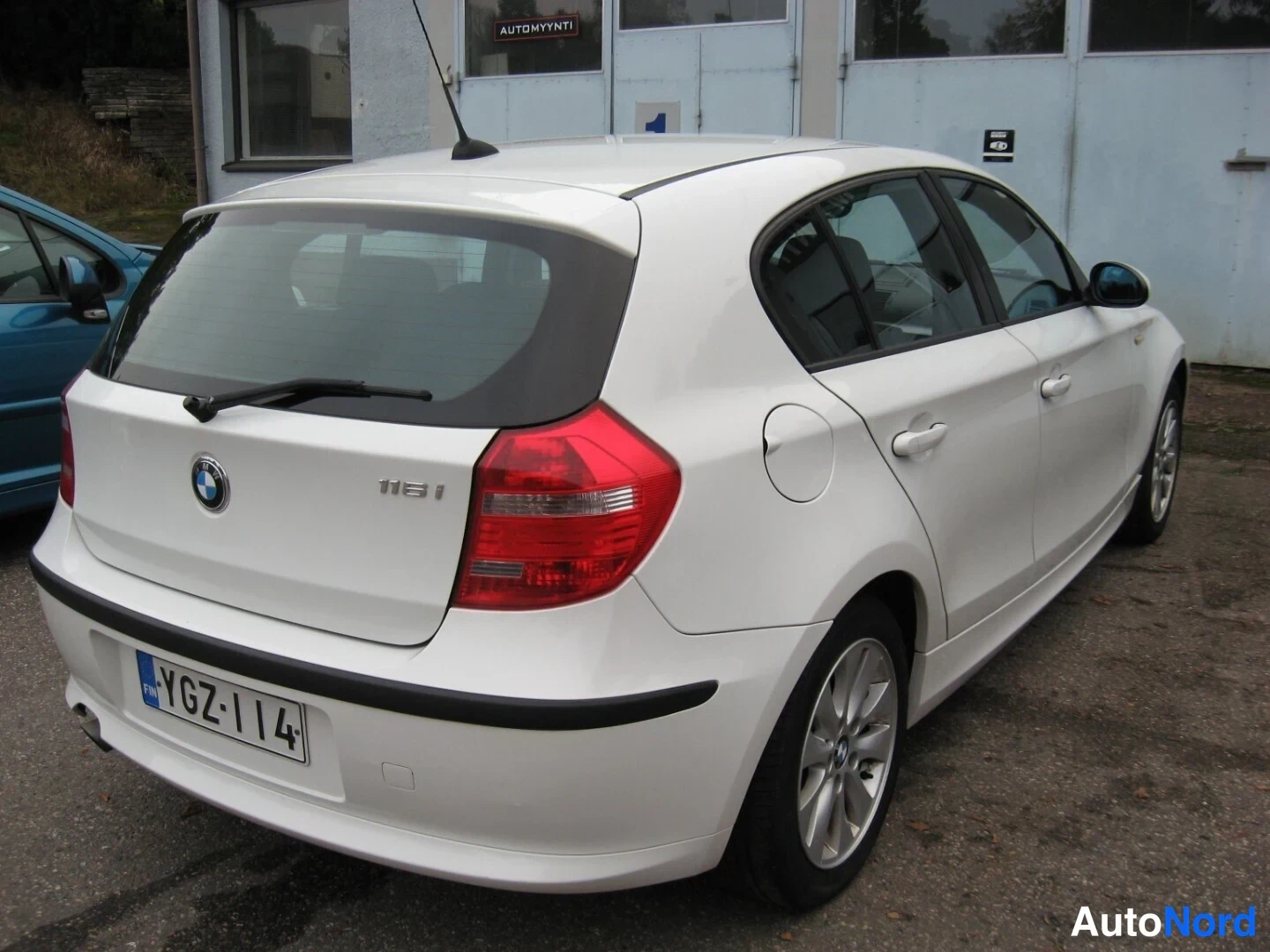 White BMW 116i 2008, rear three-quarter, photo 4