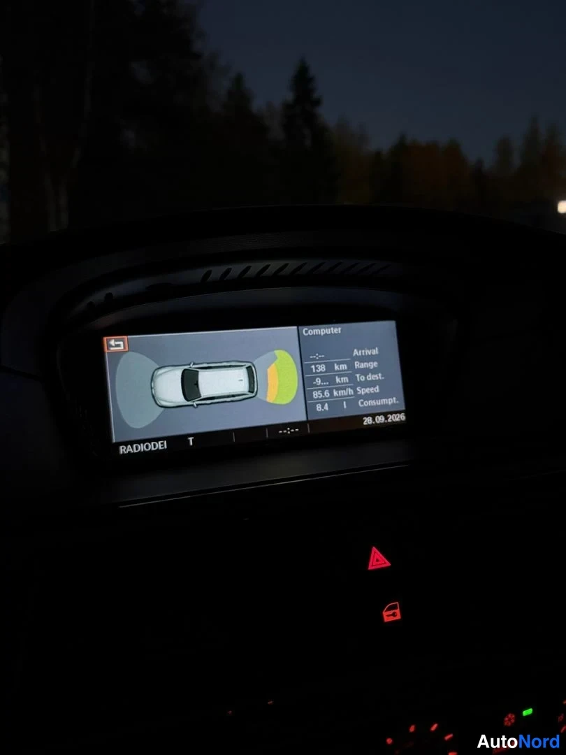 Muu: Auton kesk Näytöllä PDC-pysäköintigrafiikka sekä Computer-näkymä (Range, Speed, Consump.)