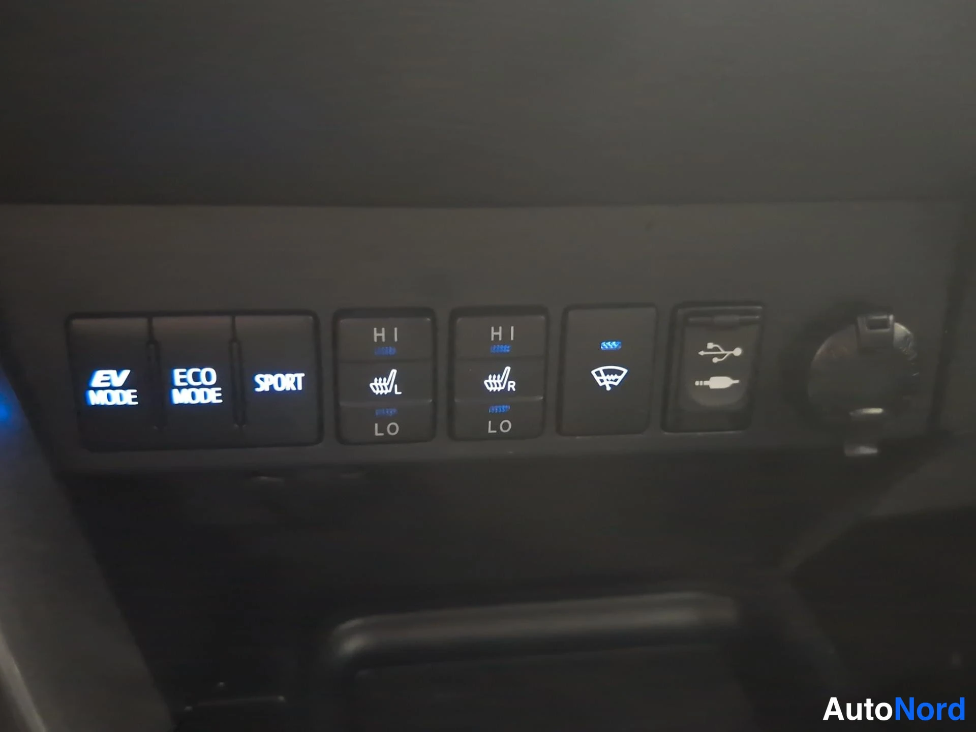 Sininen Toyota RAV4 2017, yksityiskohta, kuva 16