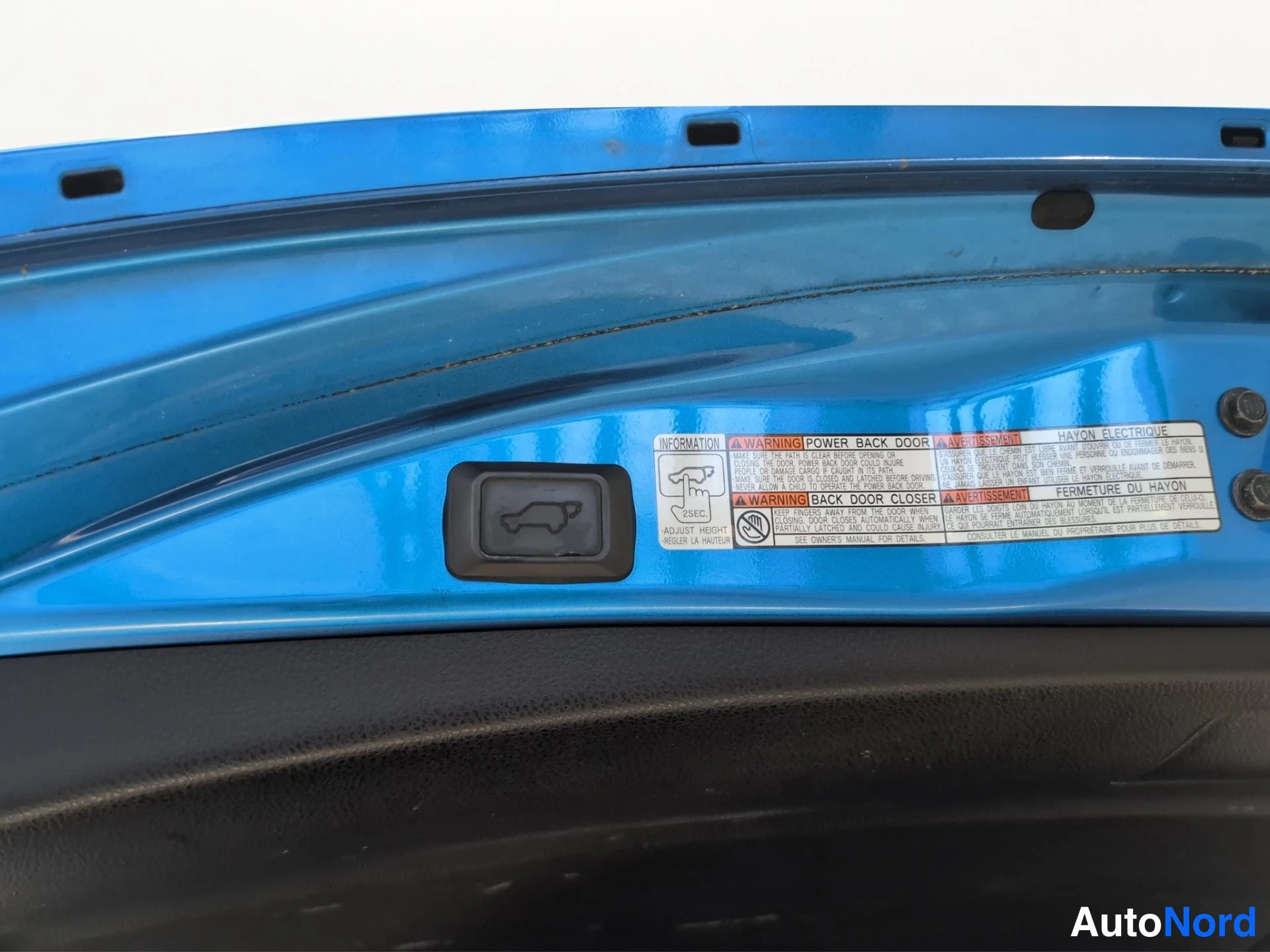 Sininen Toyota RAV4 2017, yksityiskohta, kuva 13