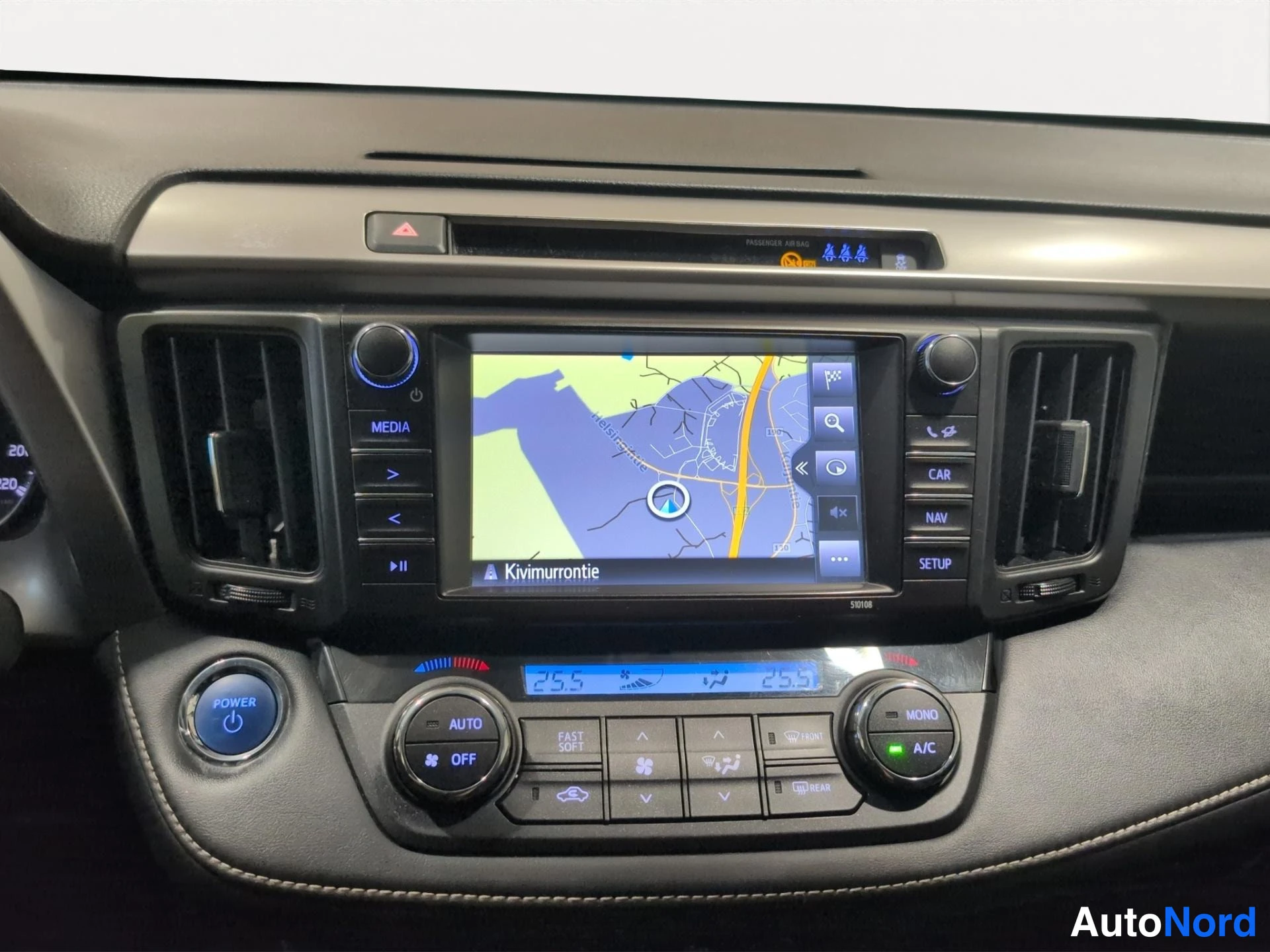 Sininen Toyota RAV4 2017, ohjaamo, kuva 7