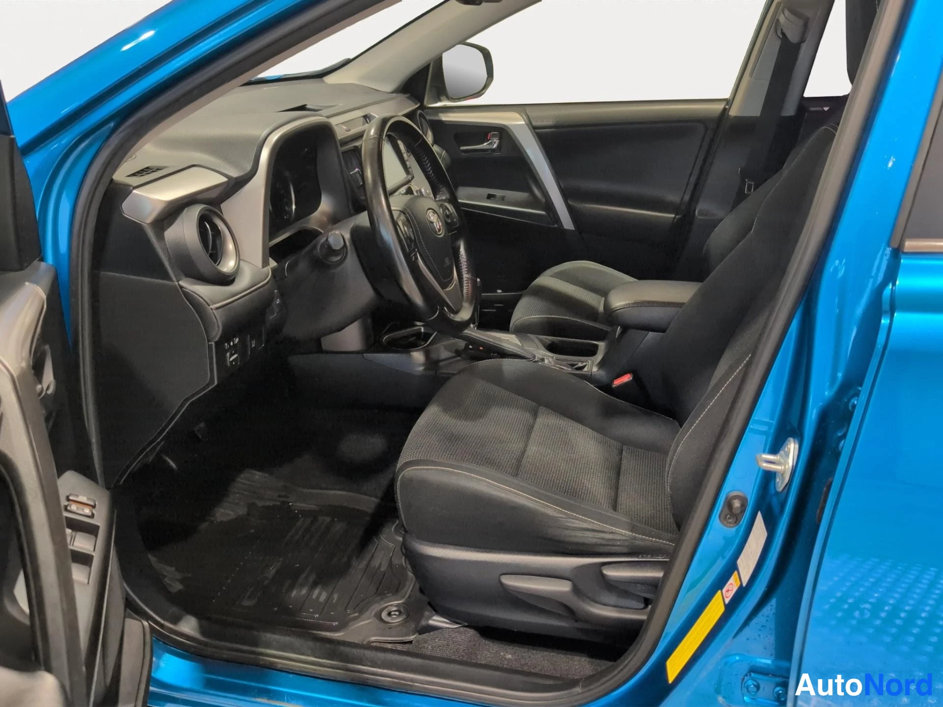 Sininen Toyota RAV4 2017, etuistuimet, kuva 8