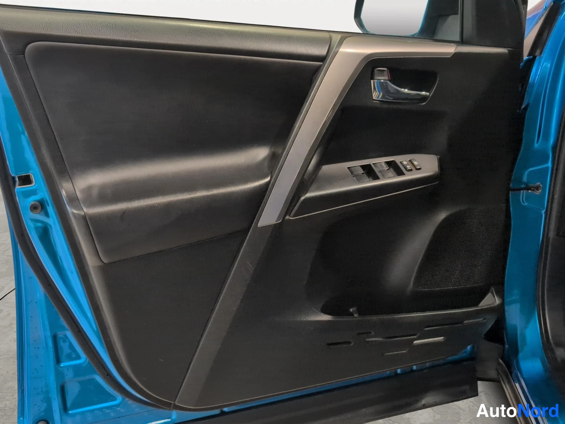 Sininen Toyota RAV4 2017, yksityiskohta, kuva 14