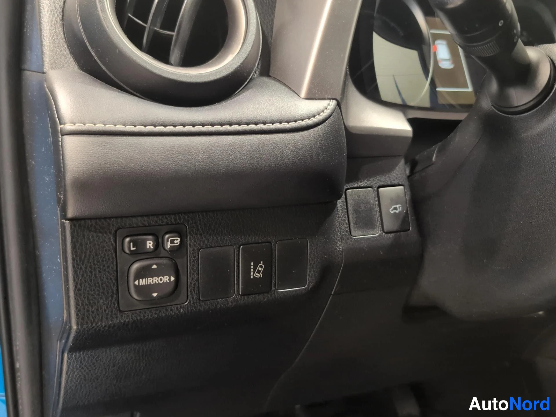 Sininen Toyota RAV4 2017, yksityiskohta, kuva 15