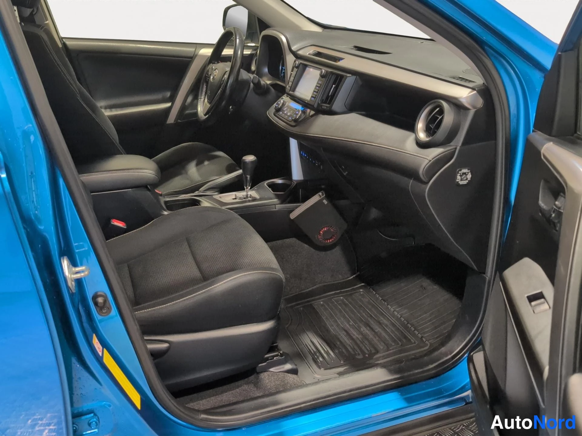 Sininen Toyota RAV4 2017, ohjaamo, kuva 5