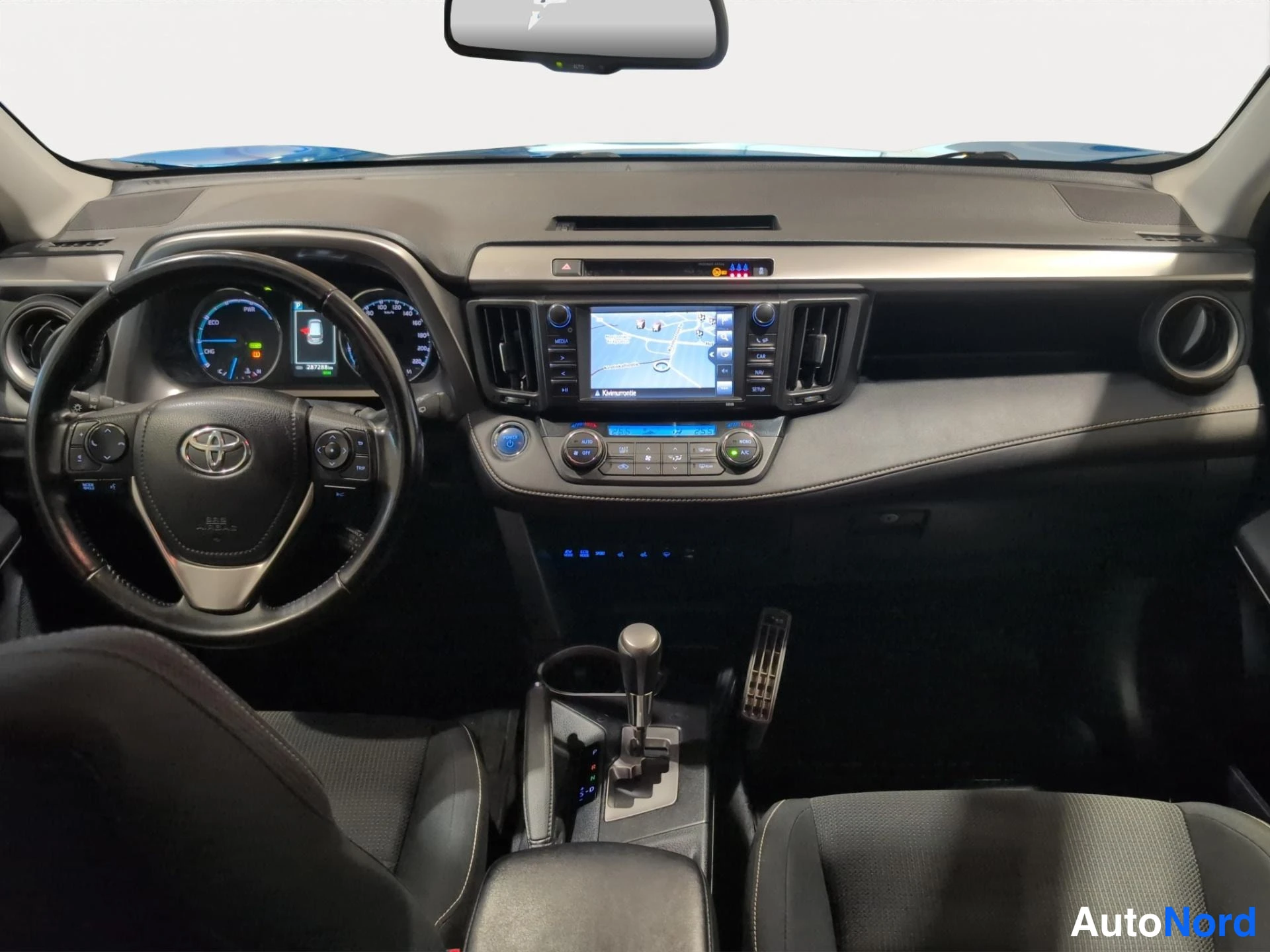 Sininen Toyota RAV4 2017, ohjaamo, kuva 6