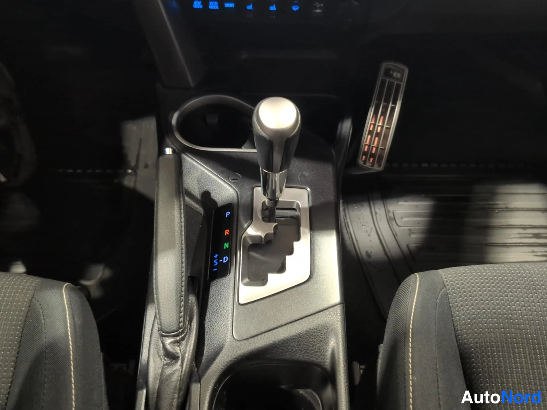 Sininen Toyota RAV4 2017, yksityiskohta, kuva 12