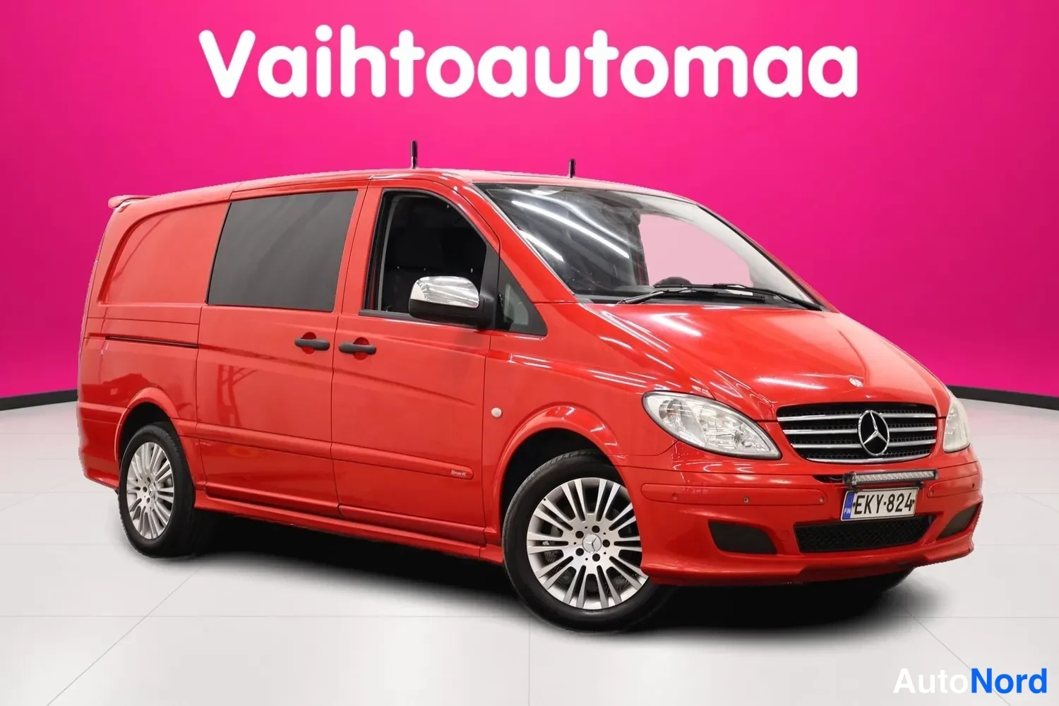 Etuviisto, nokka oikealle: Punaisen Mercedes-Benz Vito -pakettiauton etukolmannelokuva, keula oikealla, rekisteritunnus.