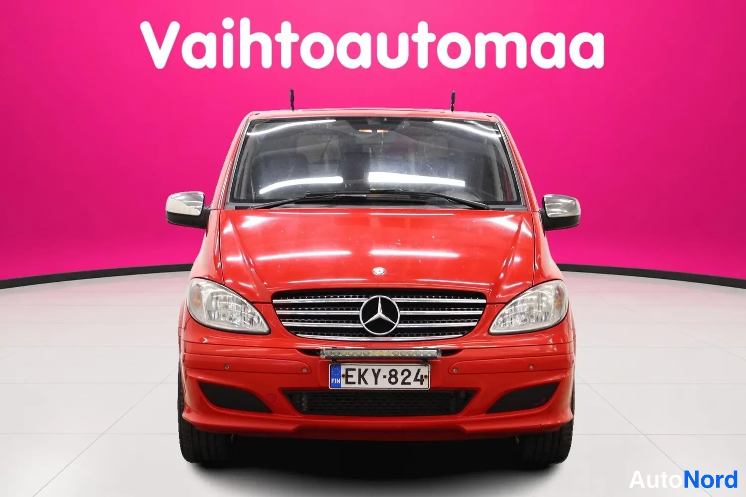 Edestä: Punaisen Mercedes-Benz Vito -pakettiauton suora etukuva, rekisteritunnus.