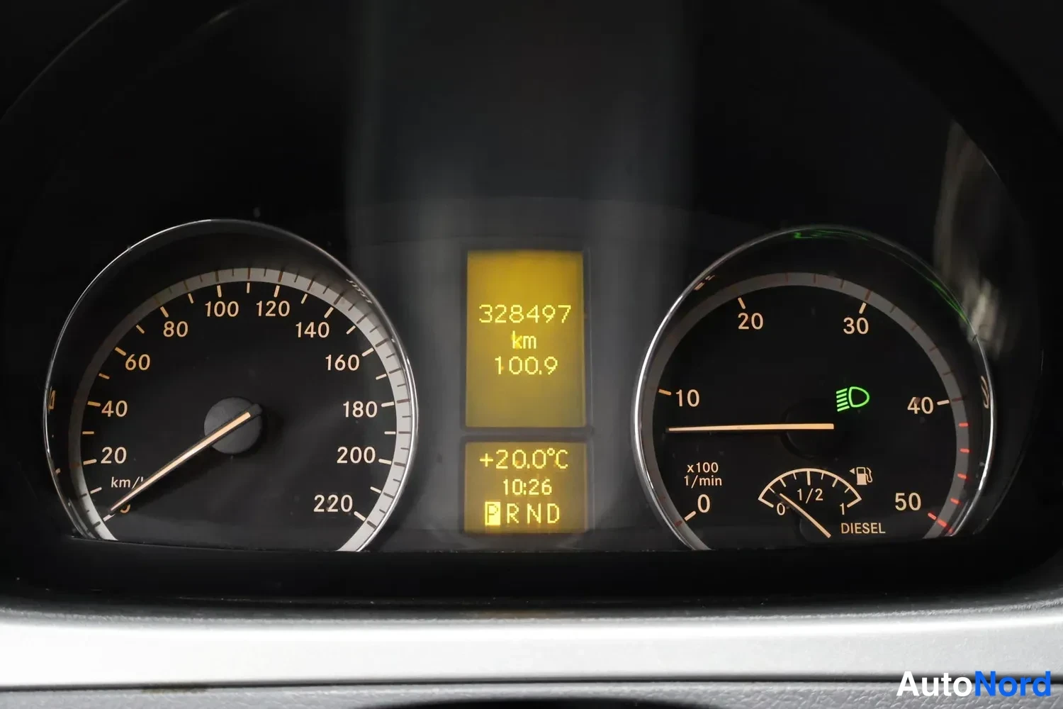 Yksityiskohta: Mittaristo: matkamittari 328497 km, nopeusmittari ja polttoainemittari; nestemäinen näyttö näyttää lämpötilan +20,0 °C ja RND-vaiheet.