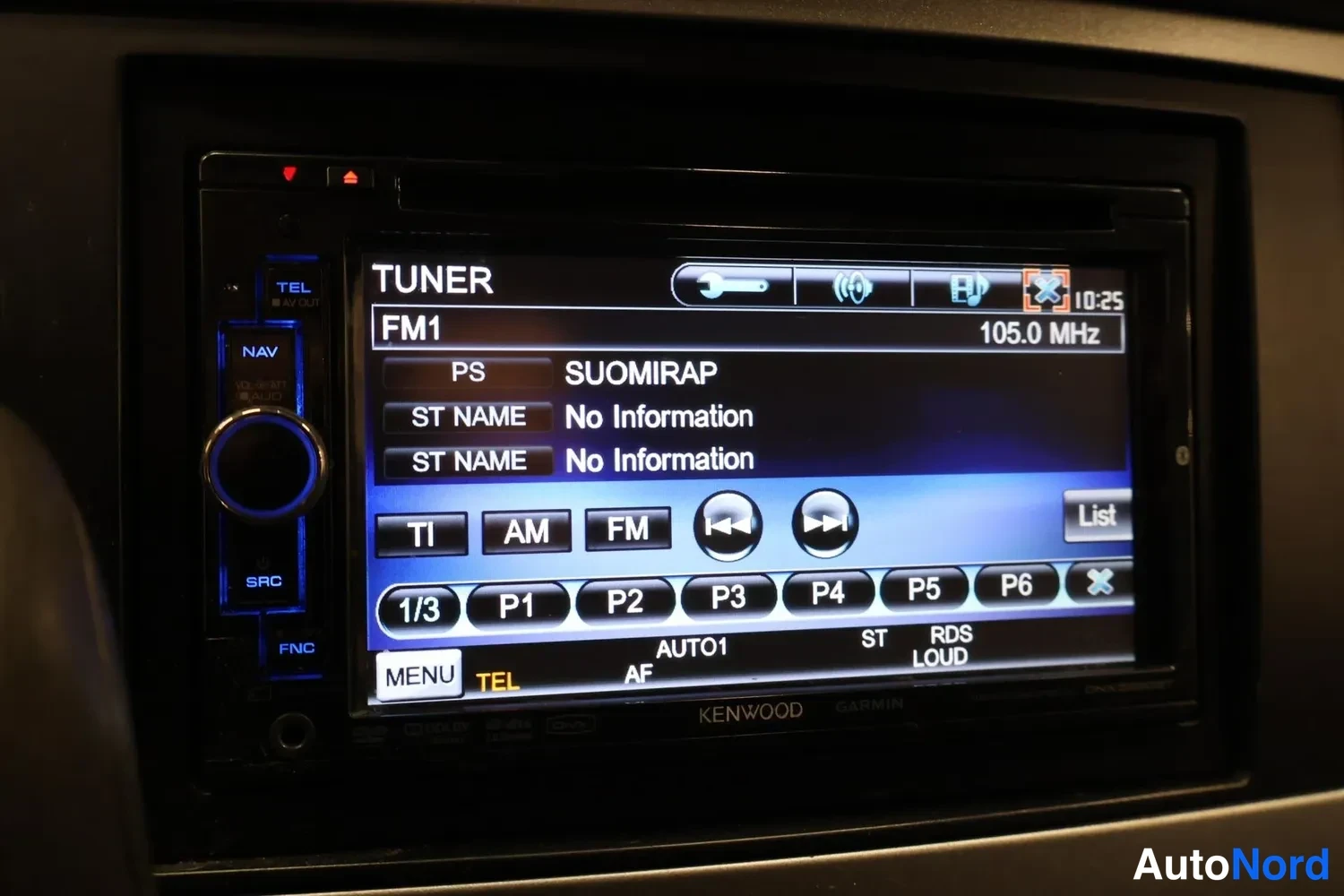 Yksityiskohta: Kenwood-autoradio Garmin-navigointitunnisteilla näyttää FM-vastaanottoa 105.0 MHz kanavalla SUOMIRAP.