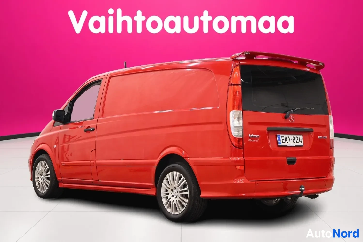 Takaviisto: Punaisen Mercedes-Benz Vito -pakettiauton takakolmannelokuva vasemmalta, rekisteritunnus, perästä Vito-merkintä.