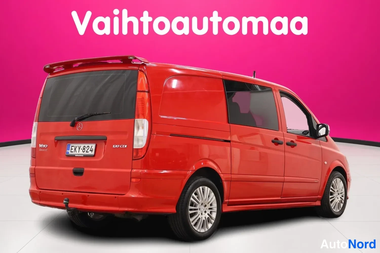 Takaviisto: Mercedes-Benz Vito takaviistosta oikealta: punainen koriväri, takavalot, ja oikean puolen sivuovi.