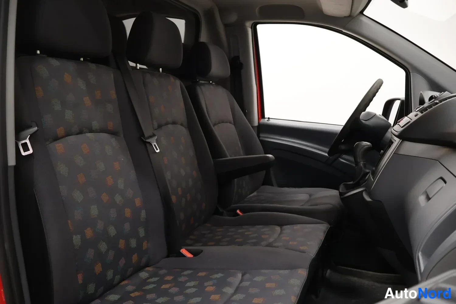 Muu: Mercedes-Benz Viton etuistuimet: kuviolliset kankaanverhoillut istuimet, turvavyöt ja osa ohjaamosta.