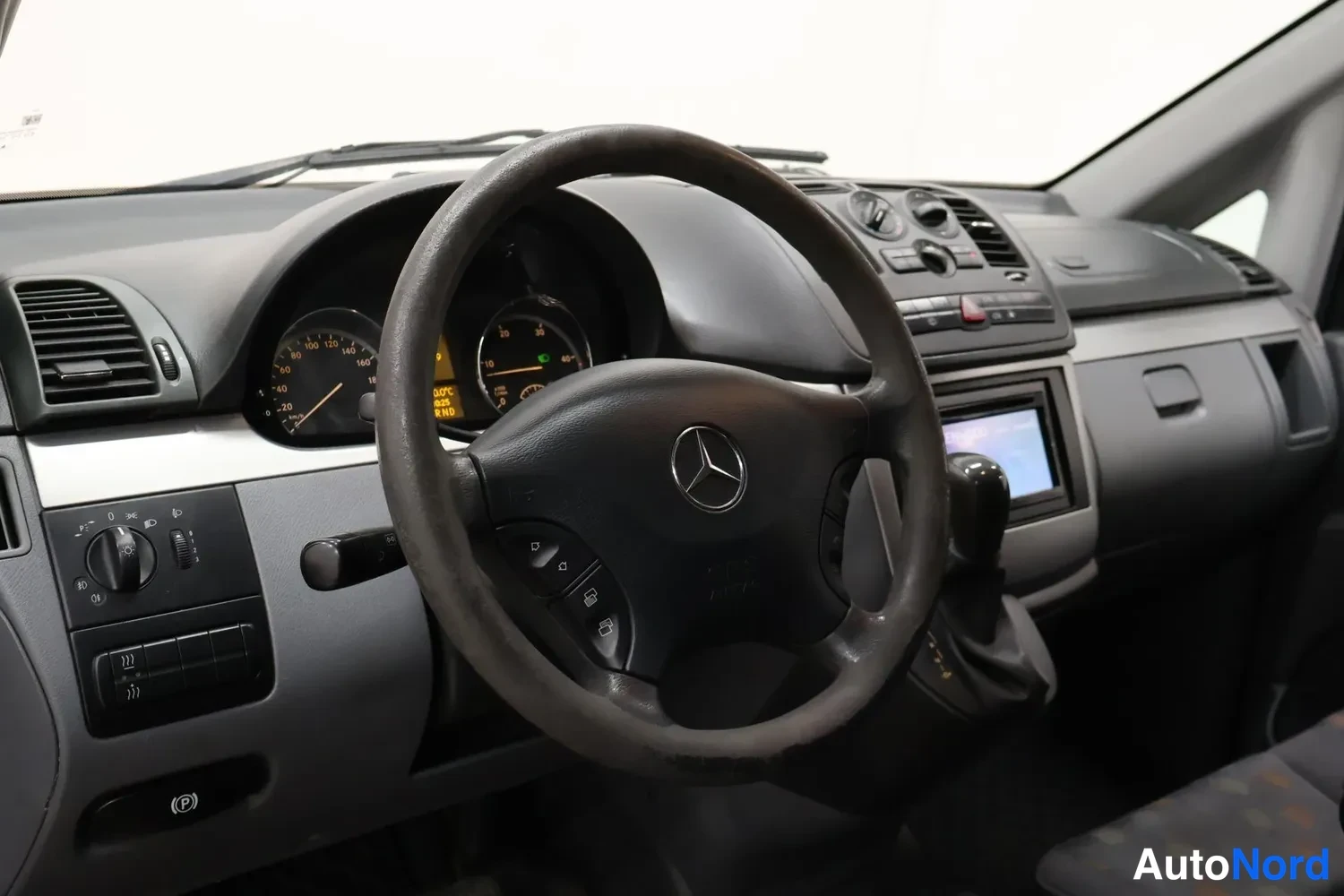 Muu: Mercedes-Benz Viton ohjaamo: Merkki-ohjauspyörä, mittaristo, radio ja manuaali-automaattivaihteen keila.