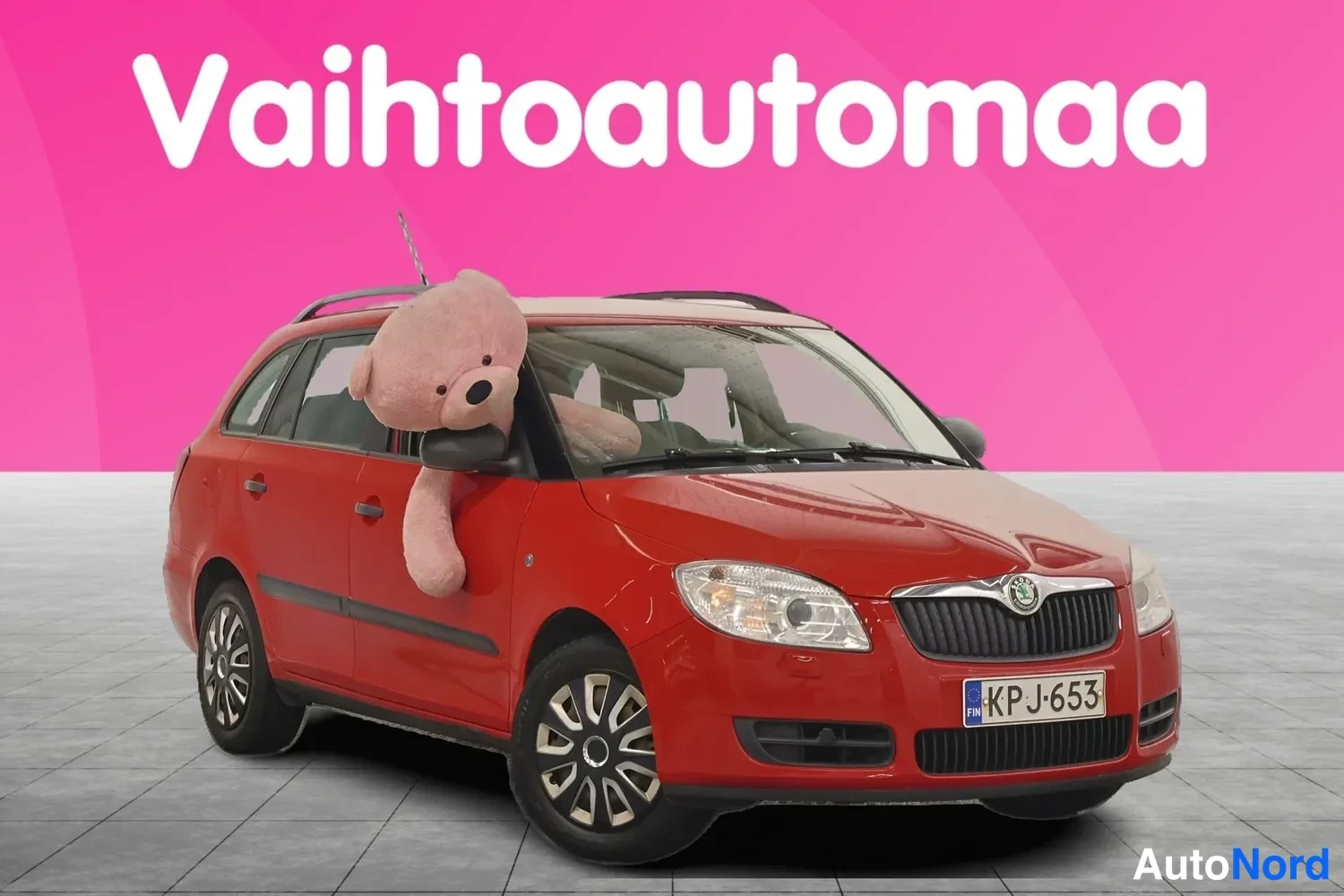 Punainen Skoda Fabia 2009, etuviisto, keula oikealle, kuva 3