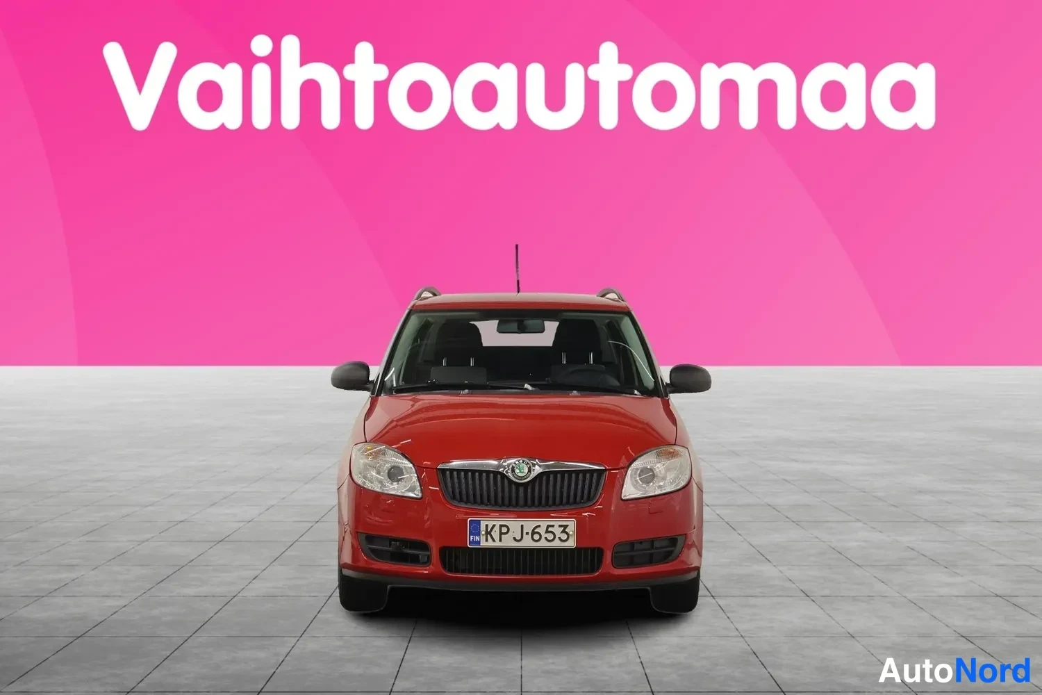 Punainen Skoda Fabia 2009, edestä, kuva 4