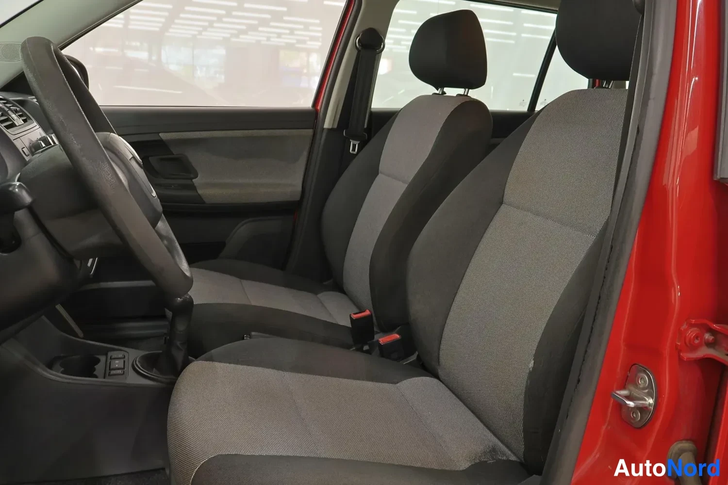 Punainen Skoda Fabia 2009, sivulta, kuva 7