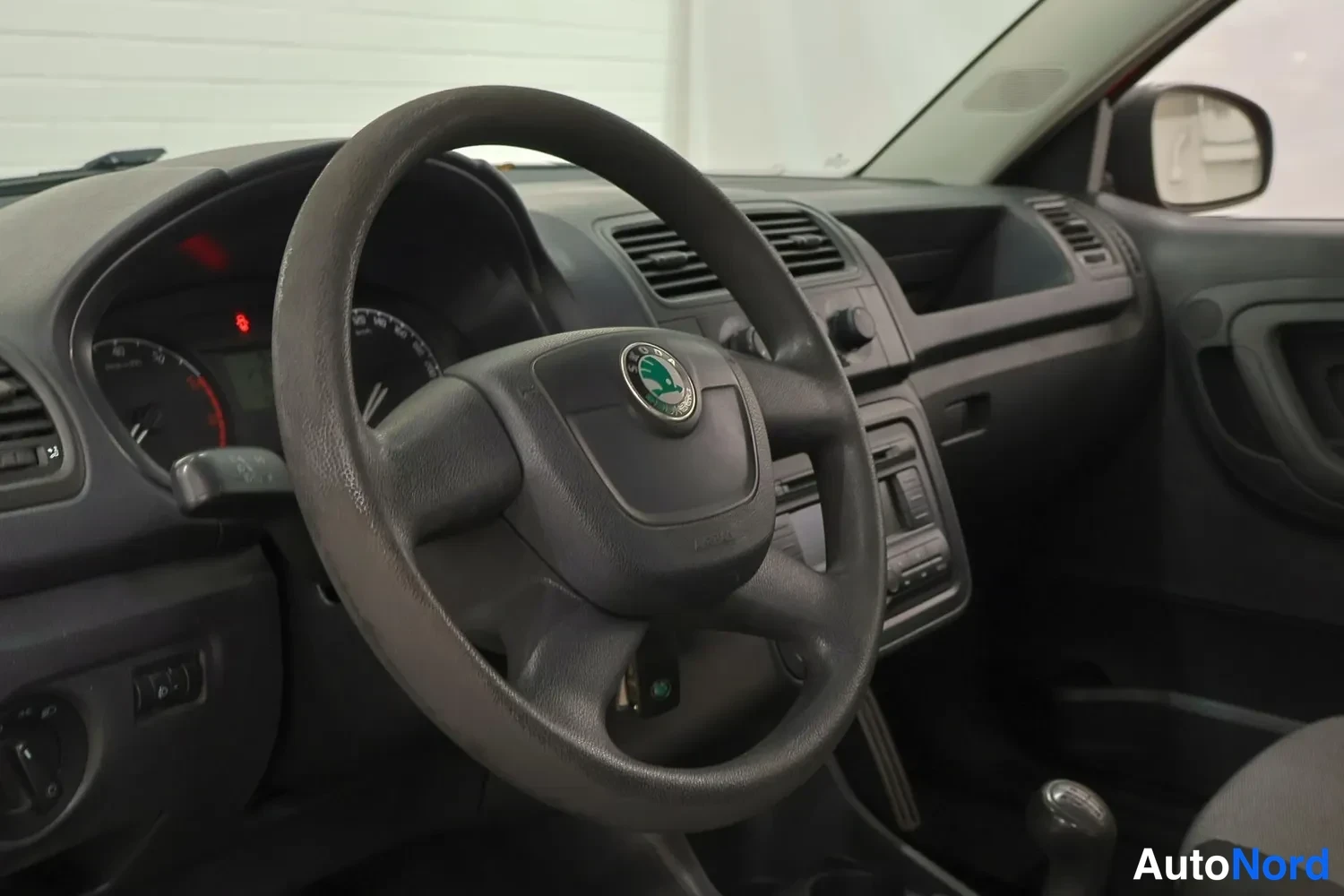 Punainen Skoda Fabia 2009, sivulta, kuva 8
