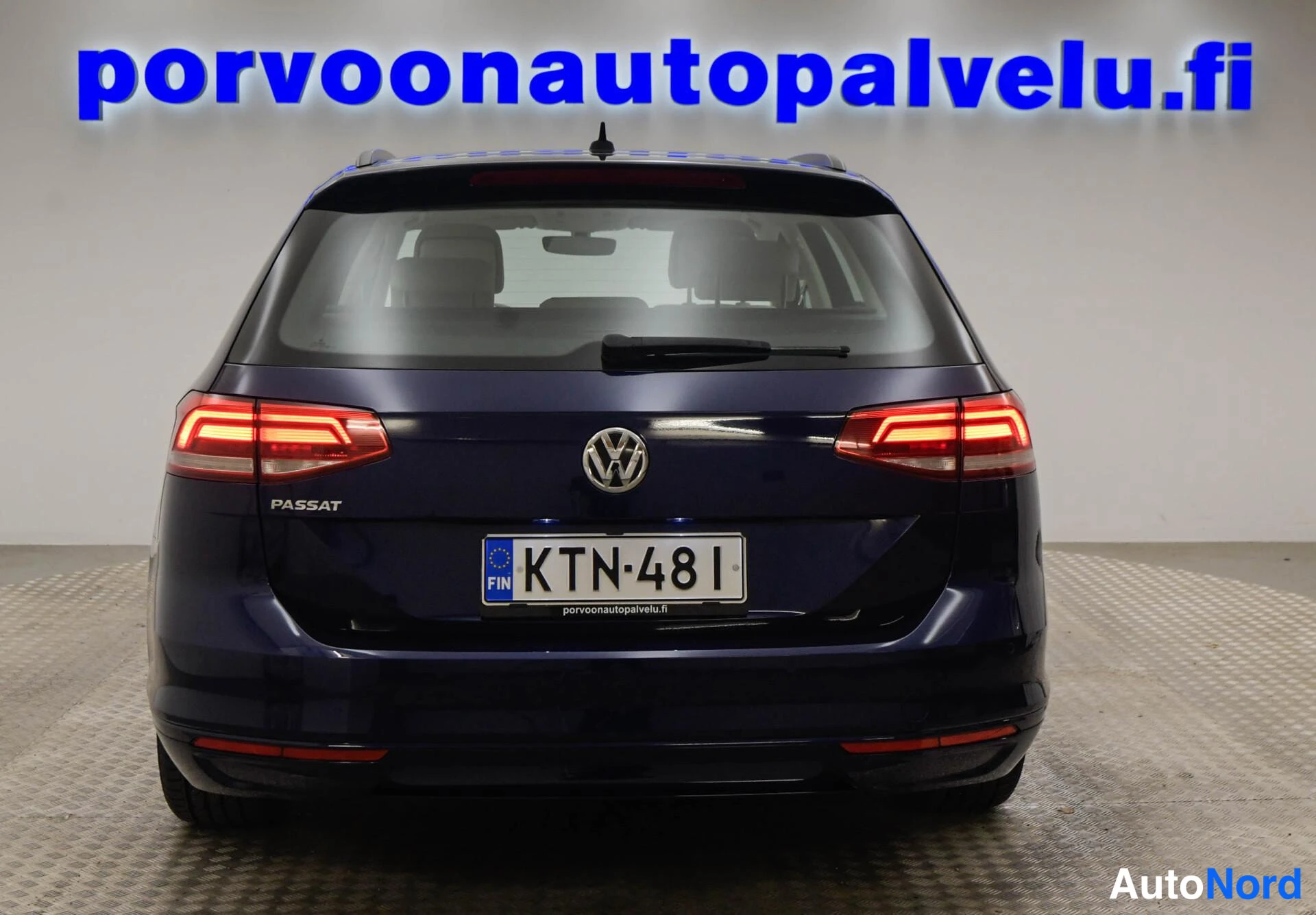 Sininen Volkswagen Passat Variant 2019, takaa, kuva 8