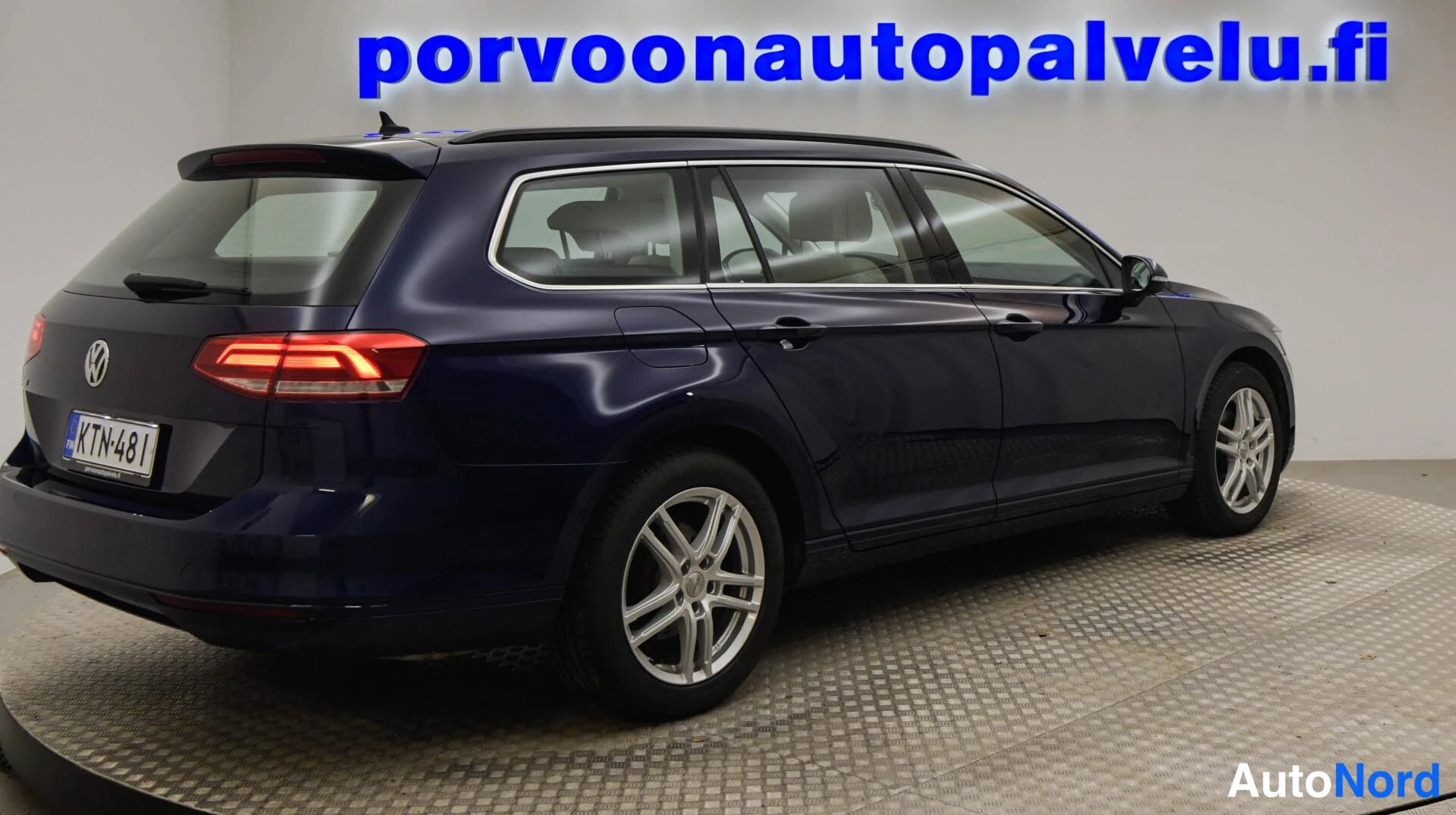 Sininen Volkswagen Passat Variant 2019, takaviisto, kuva 6