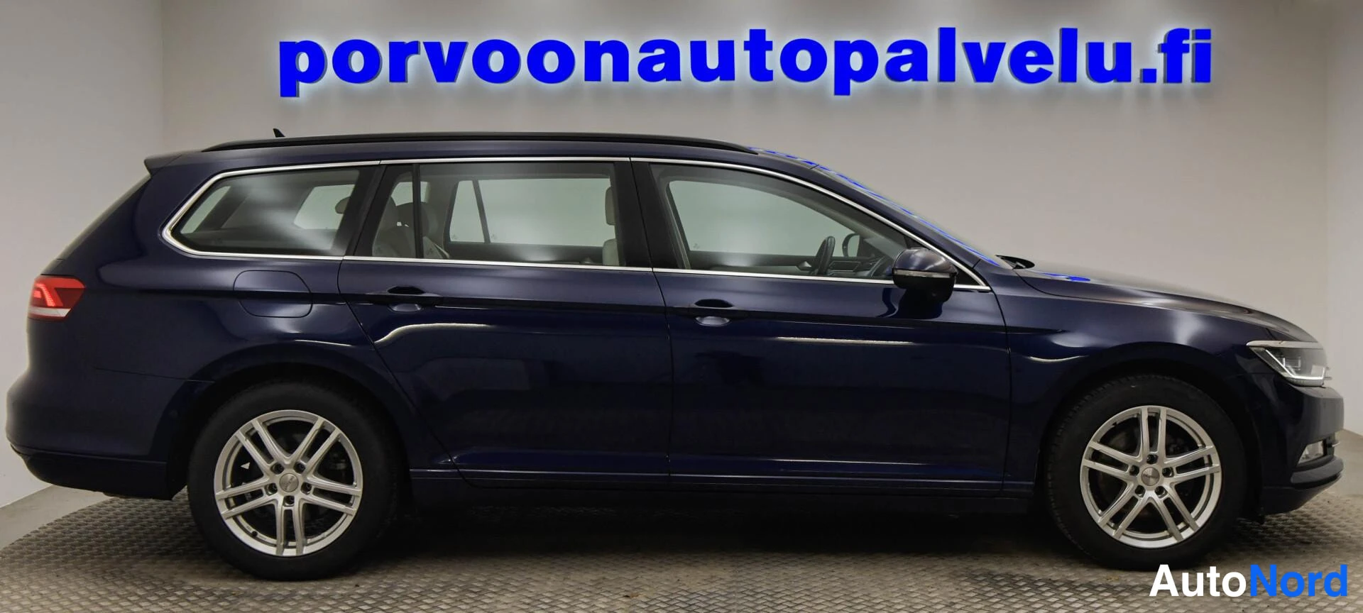 Sininen Volkswagen Passat Variant 2019, takaviisto, kuva 7