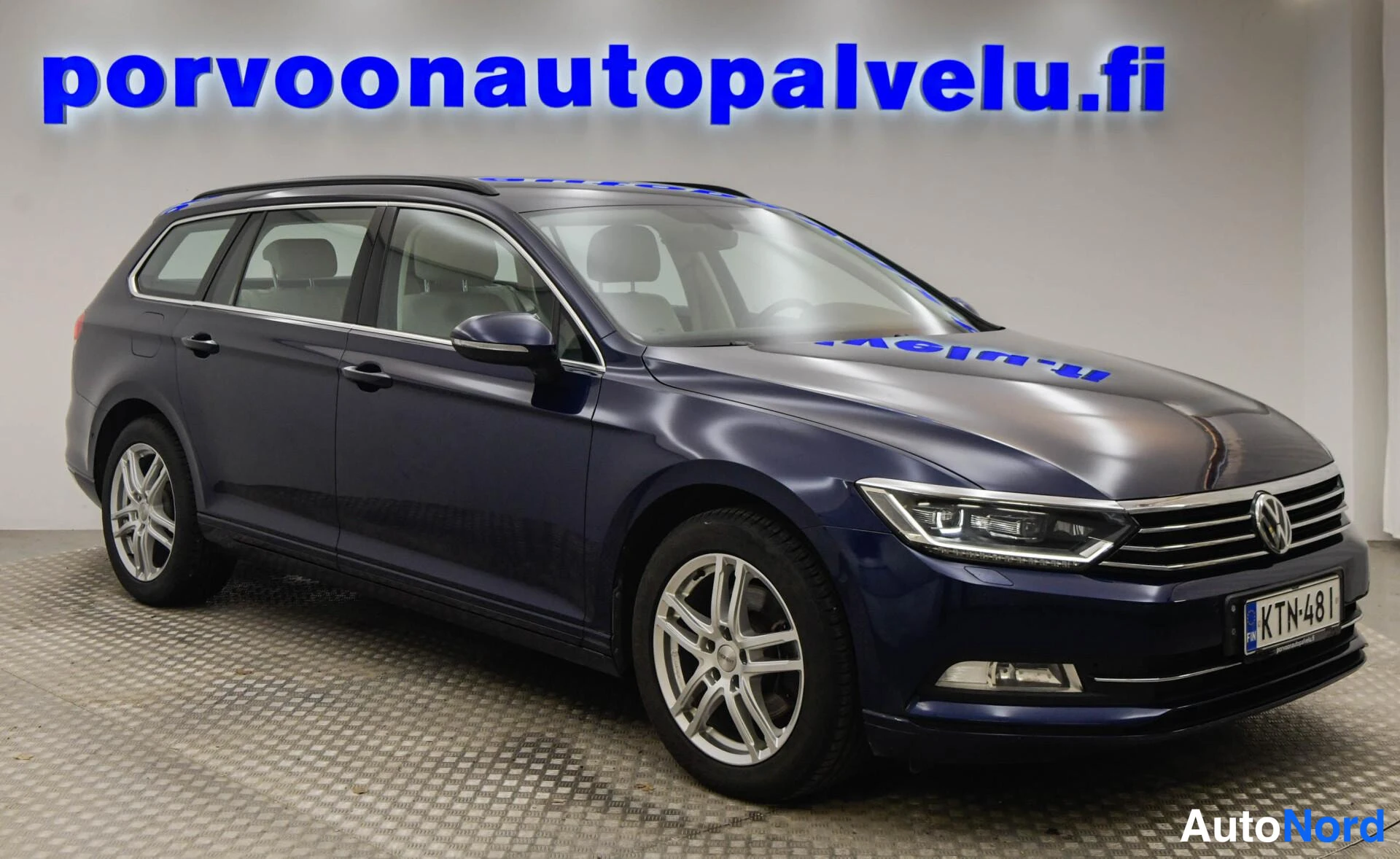 Sininen Volkswagen Passat Variant 2019, etuviisto, keula oikealle, kuva 3