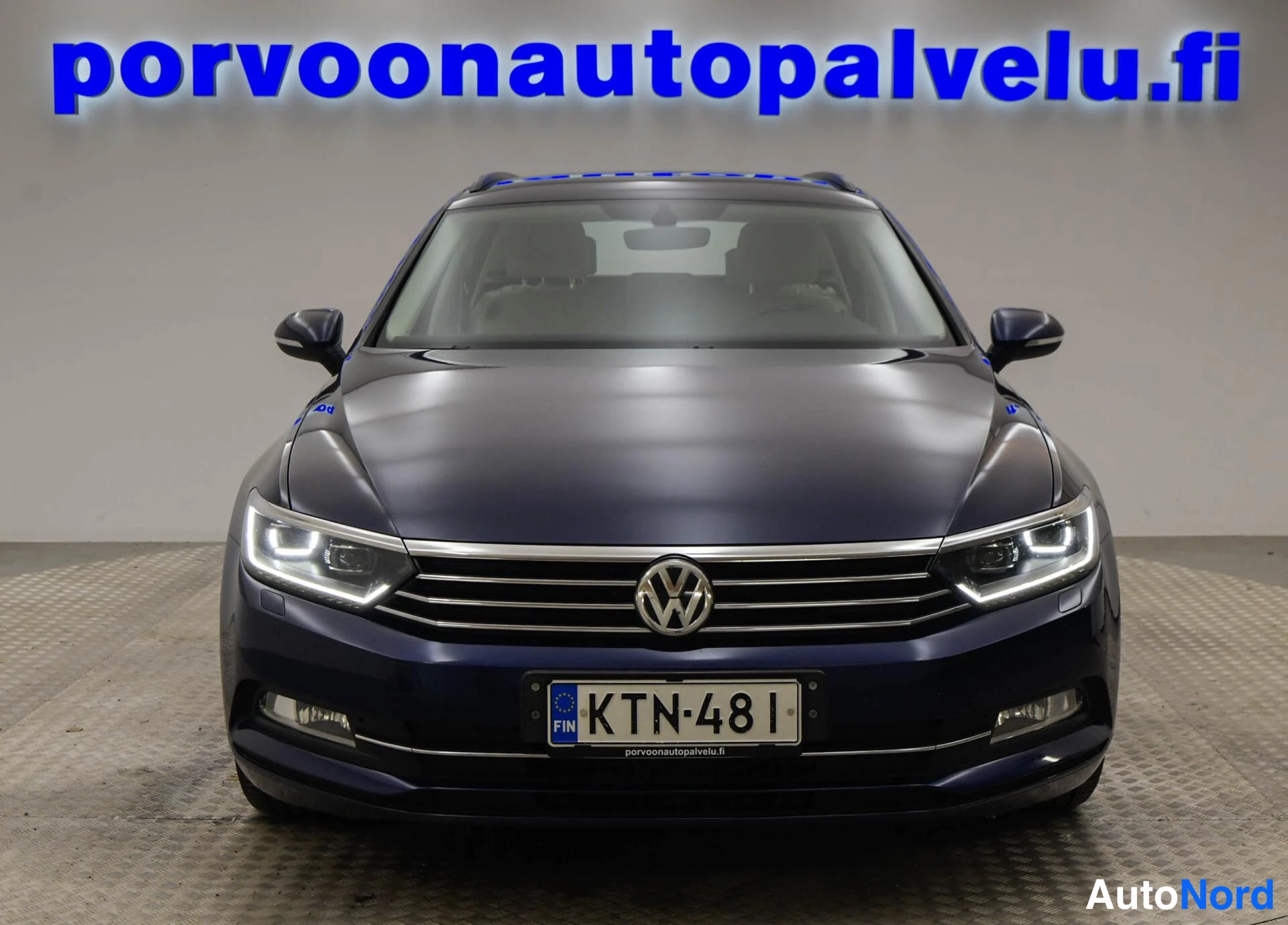 Sininen Volkswagen Passat Variant 2019, edestä, kuva 4