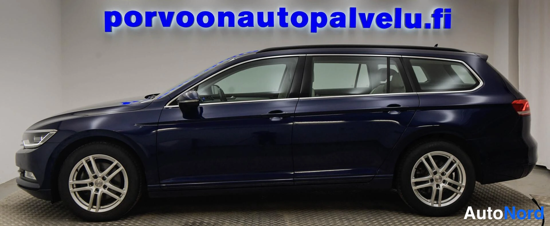 Sininen Volkswagen Passat Variant 2019, etuviisto, keula vasemmalle, kuva 2