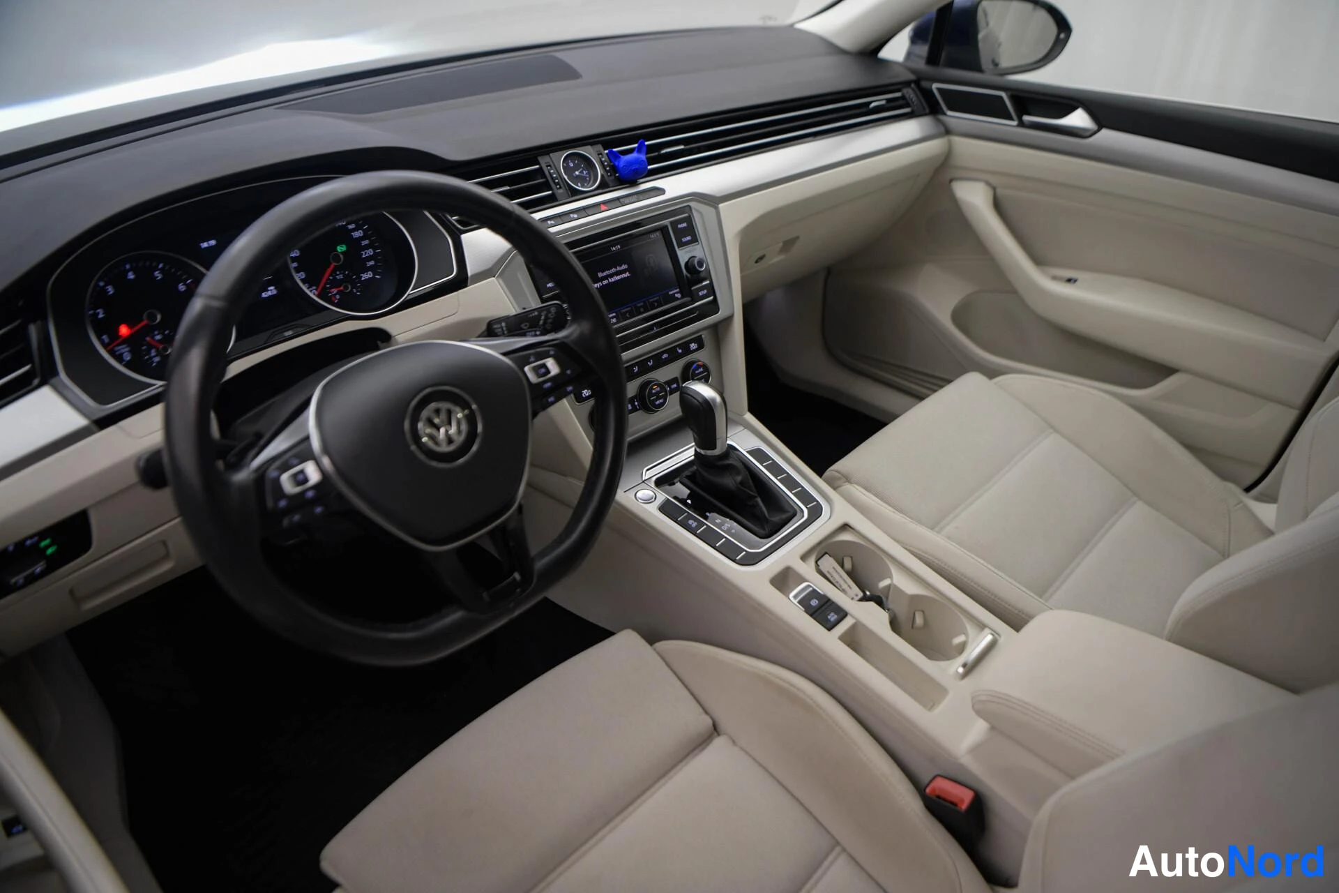 Sininen Volkswagen Passat Variant 2019, ohjaamo, kuva 9