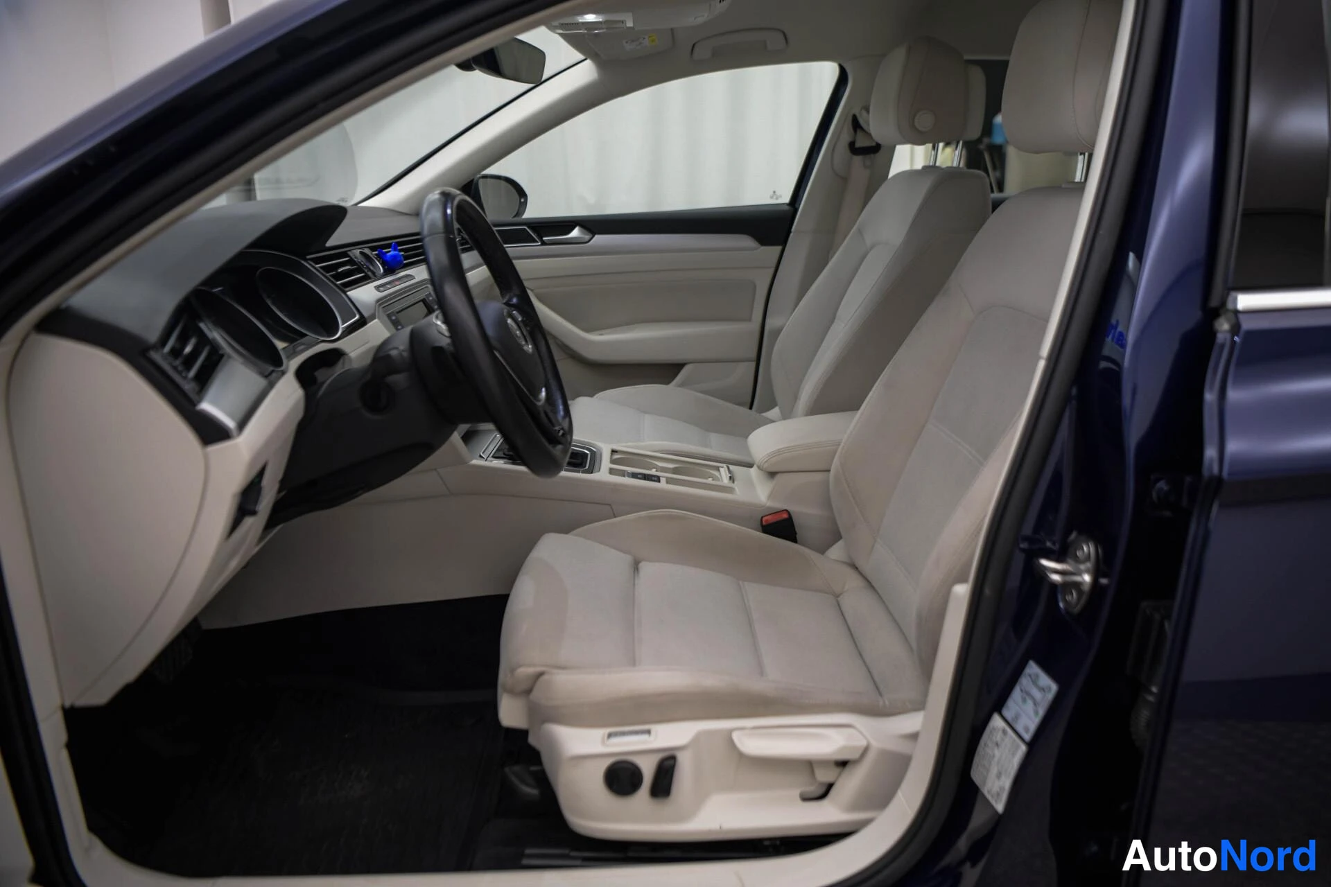 Sininen Volkswagen Passat Variant 2019, etuistuimet, kuva 13
